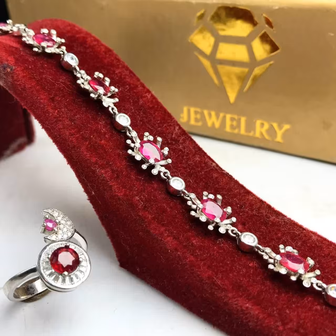 ست دستبند و انگشتر یاقوت سرخ قرمز افریقایی اصلی 
عیار نقره 925ارسال رایگان
