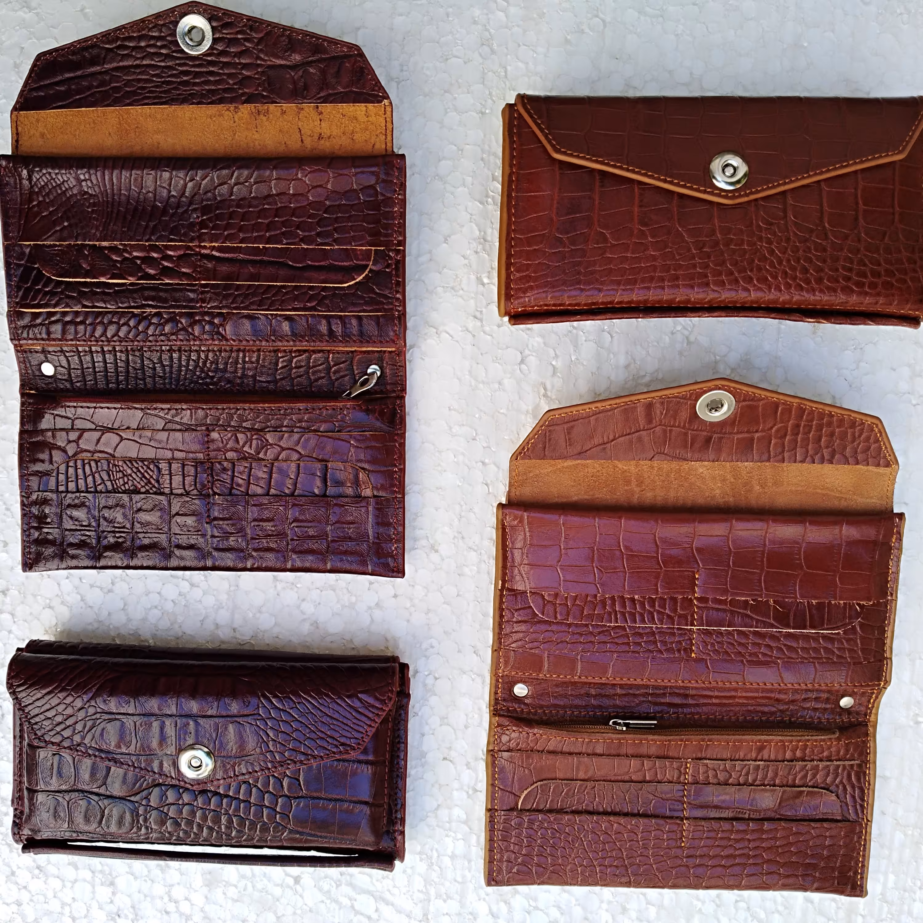 کیف پول بسیار جادار چرم طبیعی گاوی با رنگ لبه ی حرفه ای و قیمت فوق العاده مناسب (تعداد محدود)