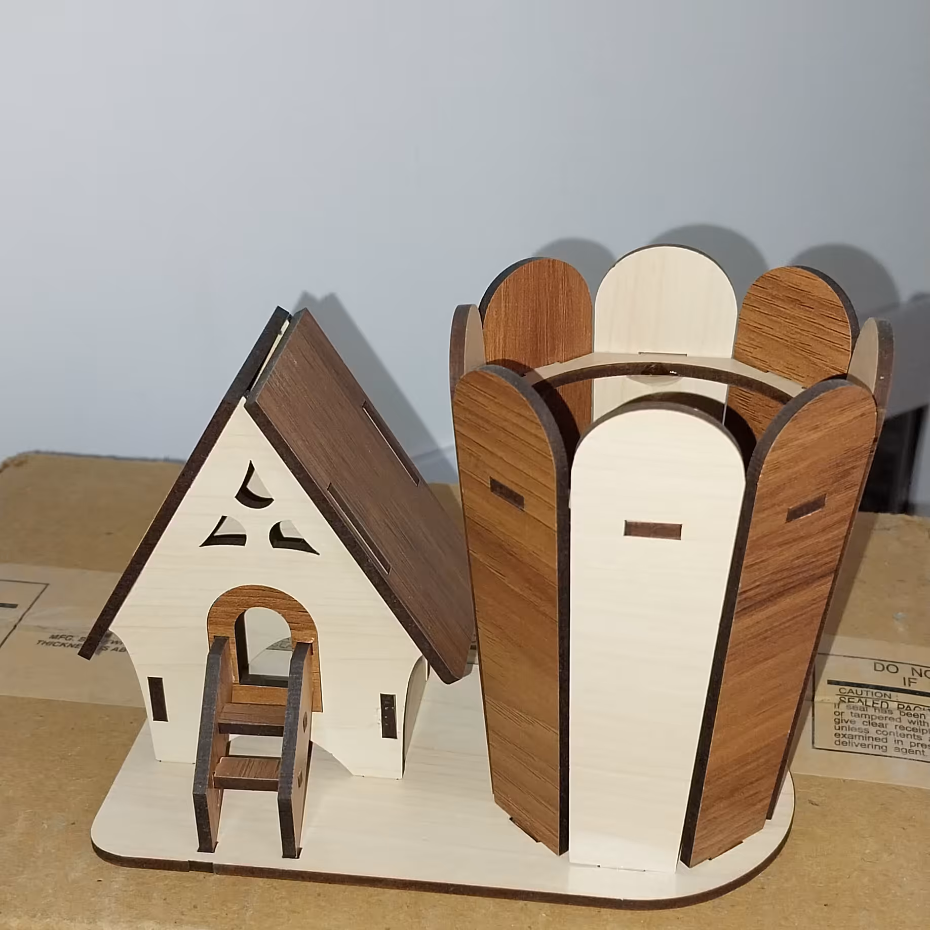 جامدادی و خودکاری کلبه ای 