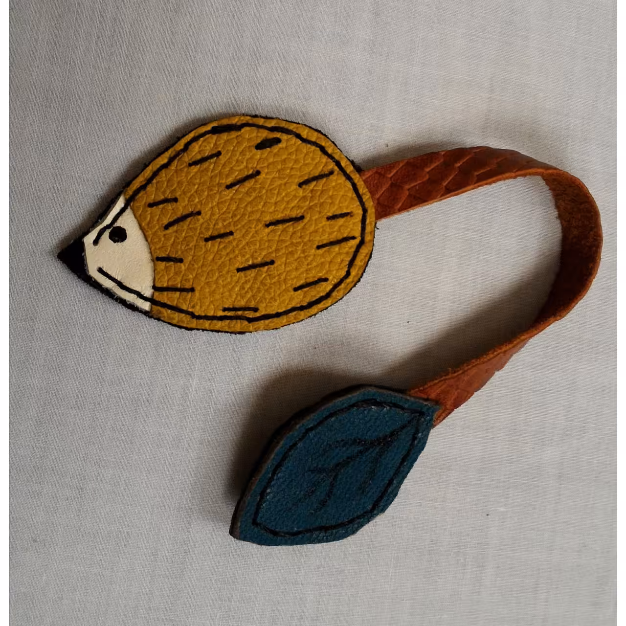 بوکمارک چرمی جوجه تیغی و برگ