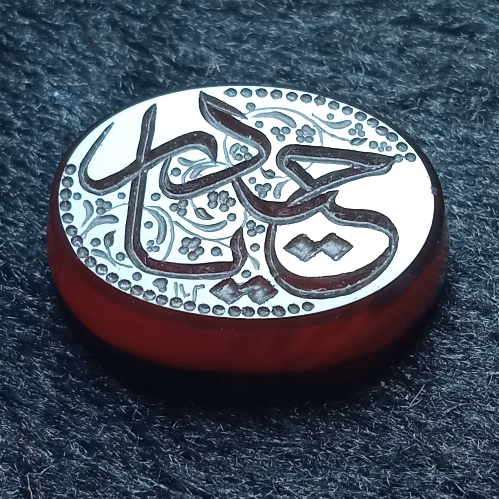 نگین عقیق حکاکی شده به ذکر یاحیدر بسیار زیبا