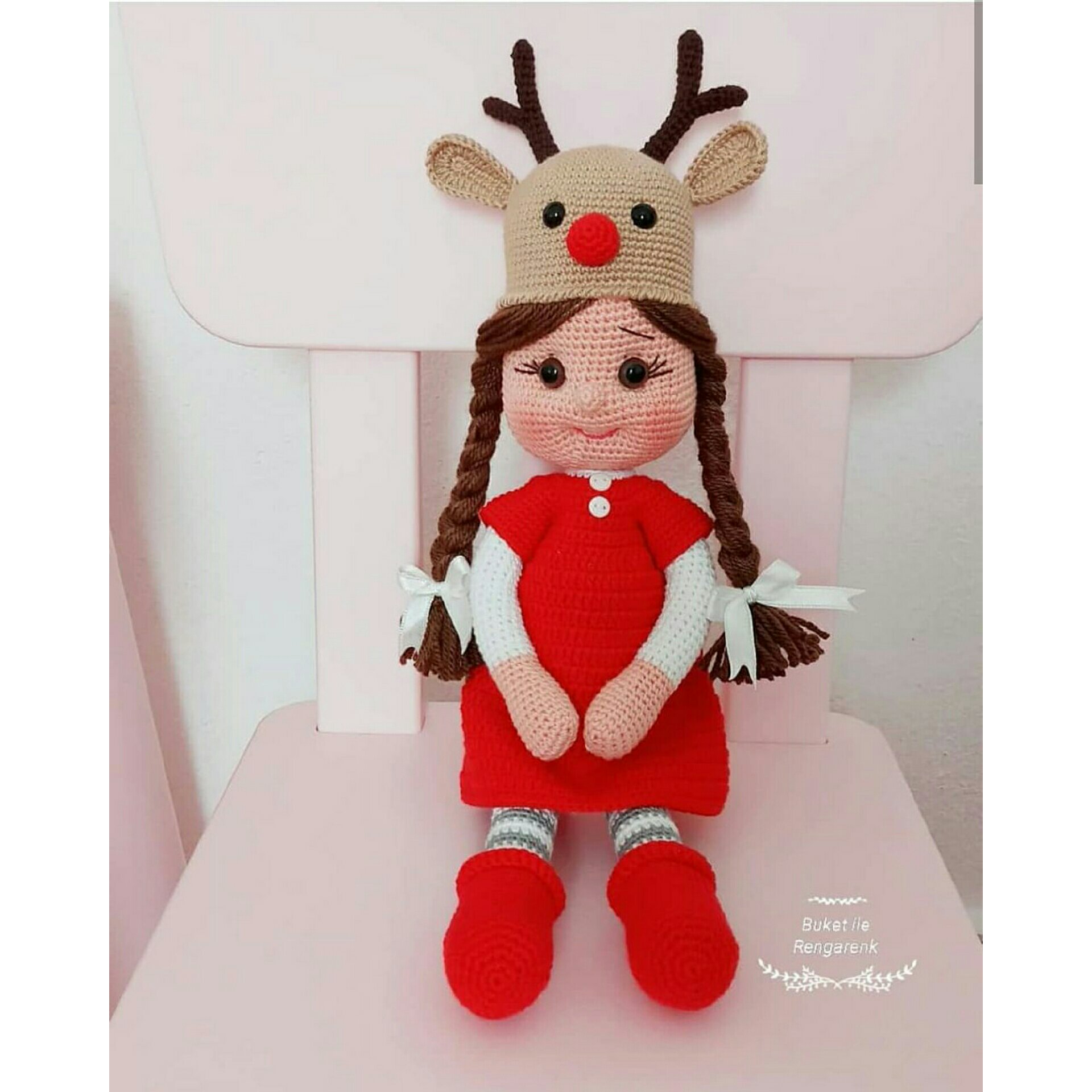عروسک بافتنی دختر با کلاه گوزن