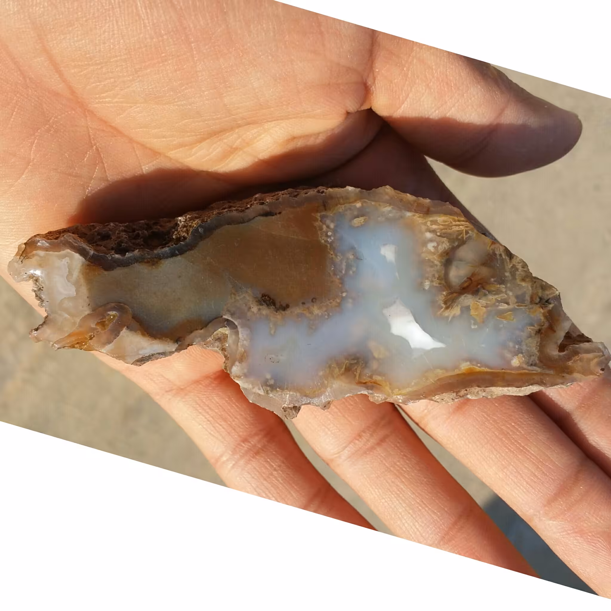 اسلایس سنگ راف عقیق سلیمانی رنگی مصور  (شکل سنگ به صورت کاملا طبیعی شبیه ماهیست) بسیار دیدنی شاهکار خلقت کاملا طبیعی 
