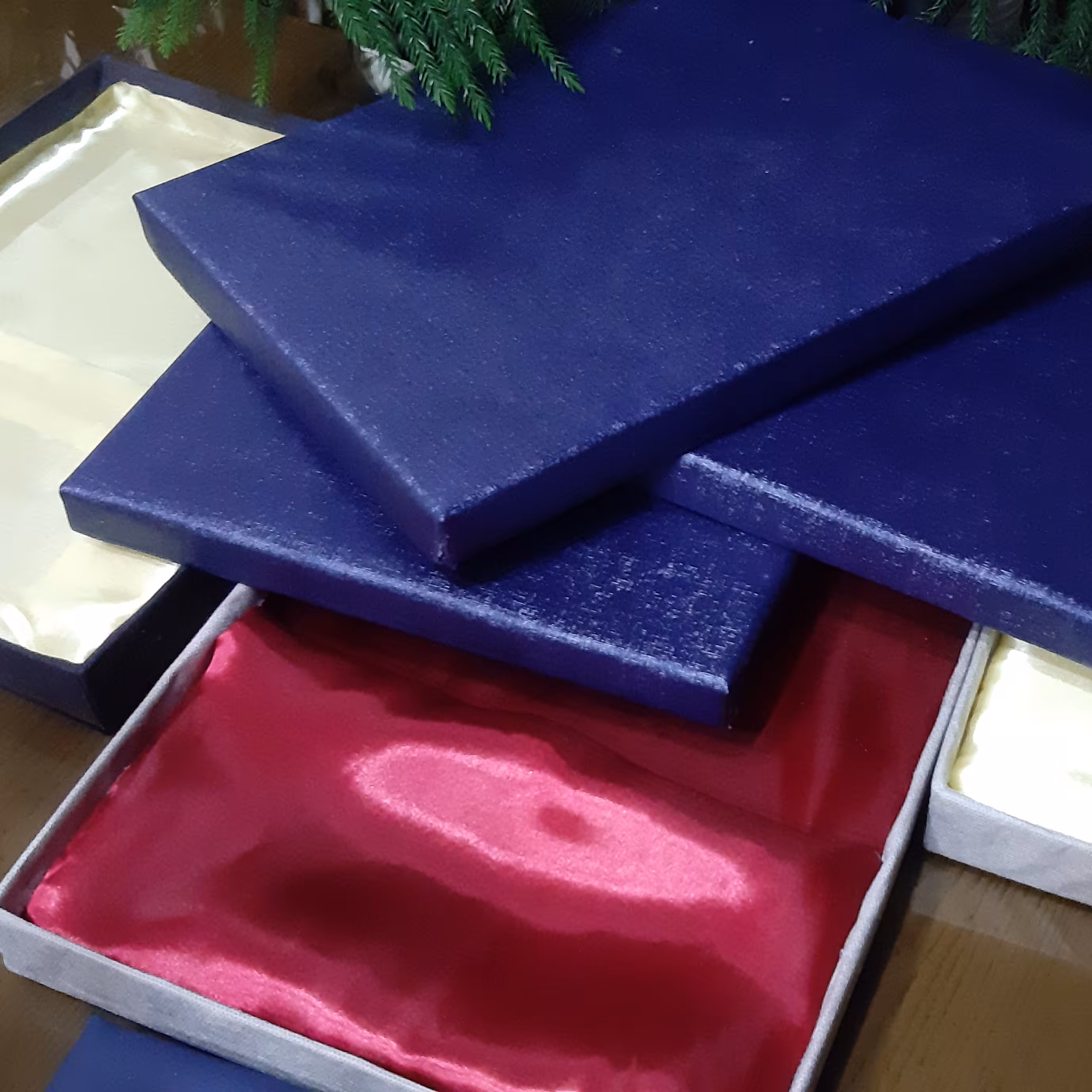 جعبه ابعاد بندی شده جهت سالنامه،خودکار و کارت هدیه  یا جا کارتی