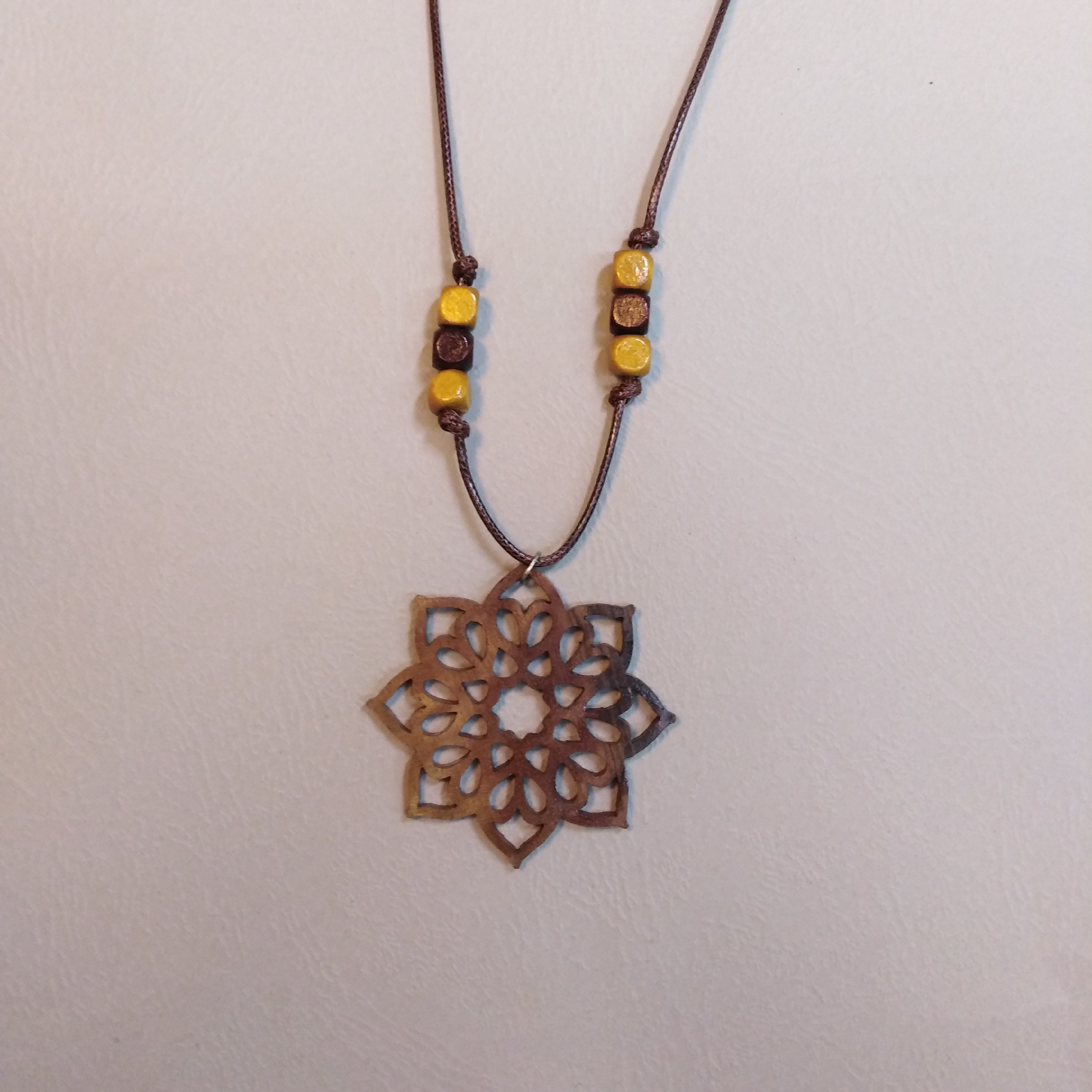 گردنبند چوبی طرح سنتی