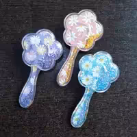 برس موی کودک طرح گل بابونه آکواریومی 16 سانتی پشت برس ستاره های ریز دارد ولی درون آب نیستند