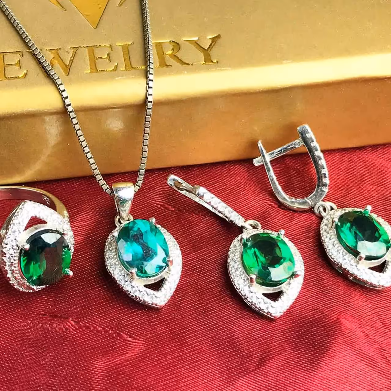 نیم ست توپاز سبز اصلی    
مدال انگشترگوشواره زنجیر
عیار نقره 925
ارسال رایگان 