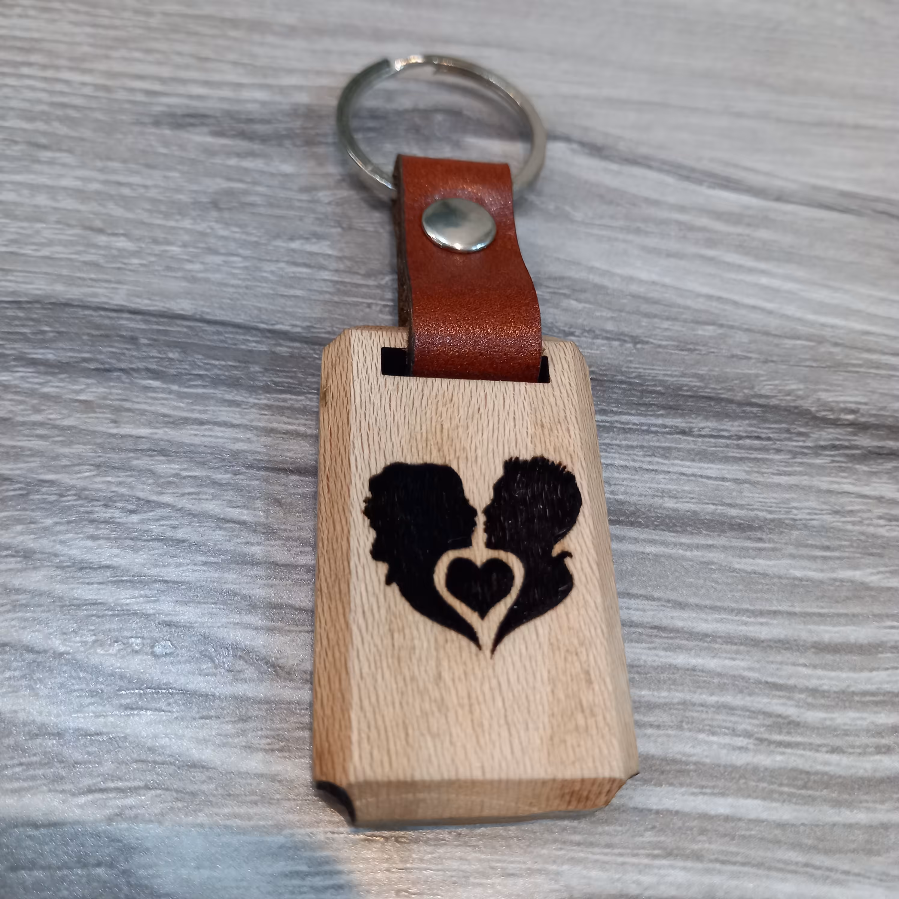 جاکلیدی چوبی چرمی طرح زوج عاشق