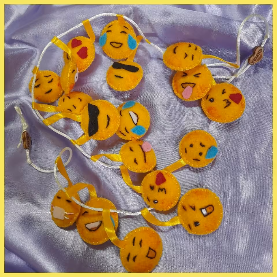 ریسه ایموجی های دلبرنمدی86سانت18 عدد