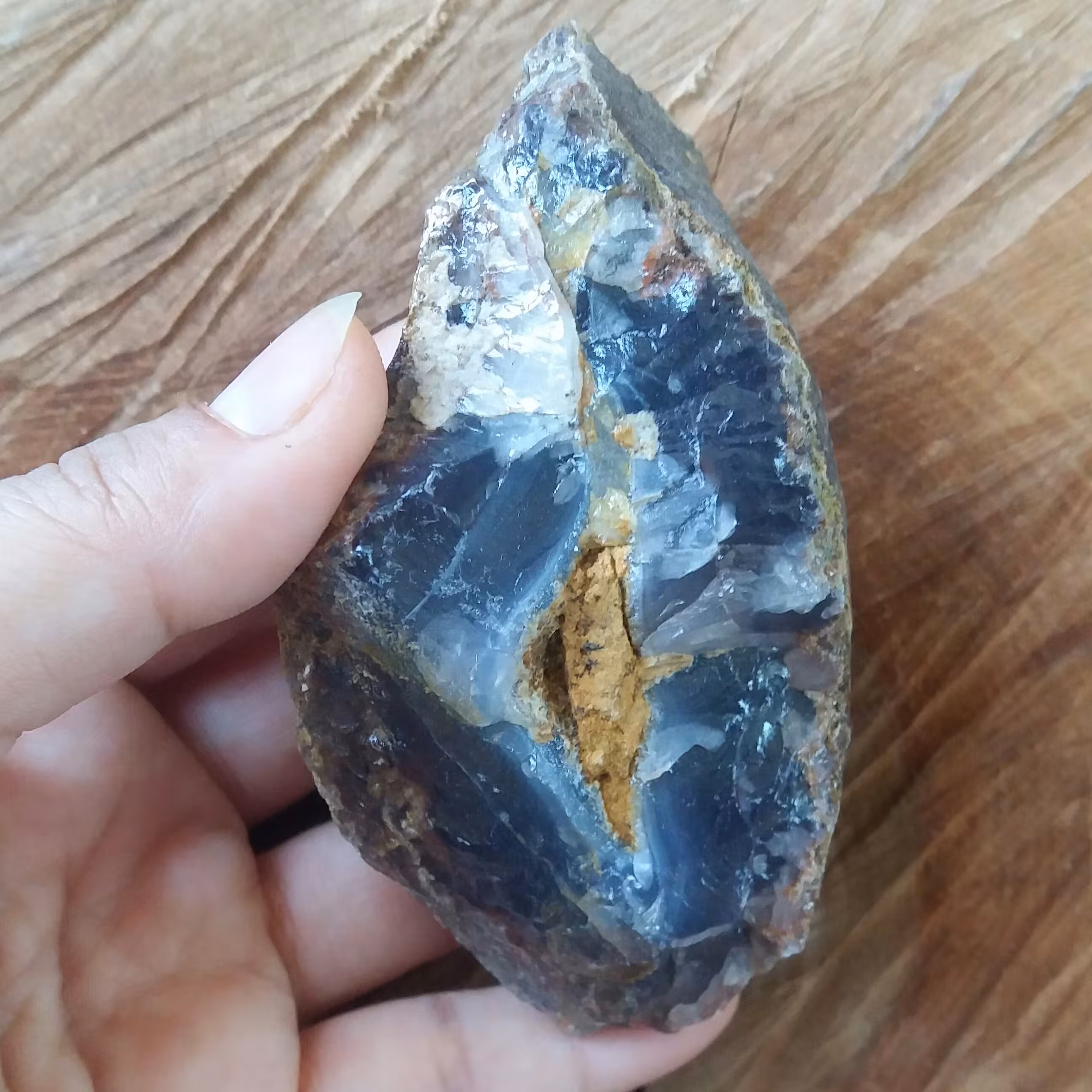 سنگ عقیق بسیار خوشرنگ  معدنی و اصل باهمه خواص سنگ عقیق مناسب دکور و کلکسیون یا ساخت نگین سنگ کمیاب 9.5 سانت طولش