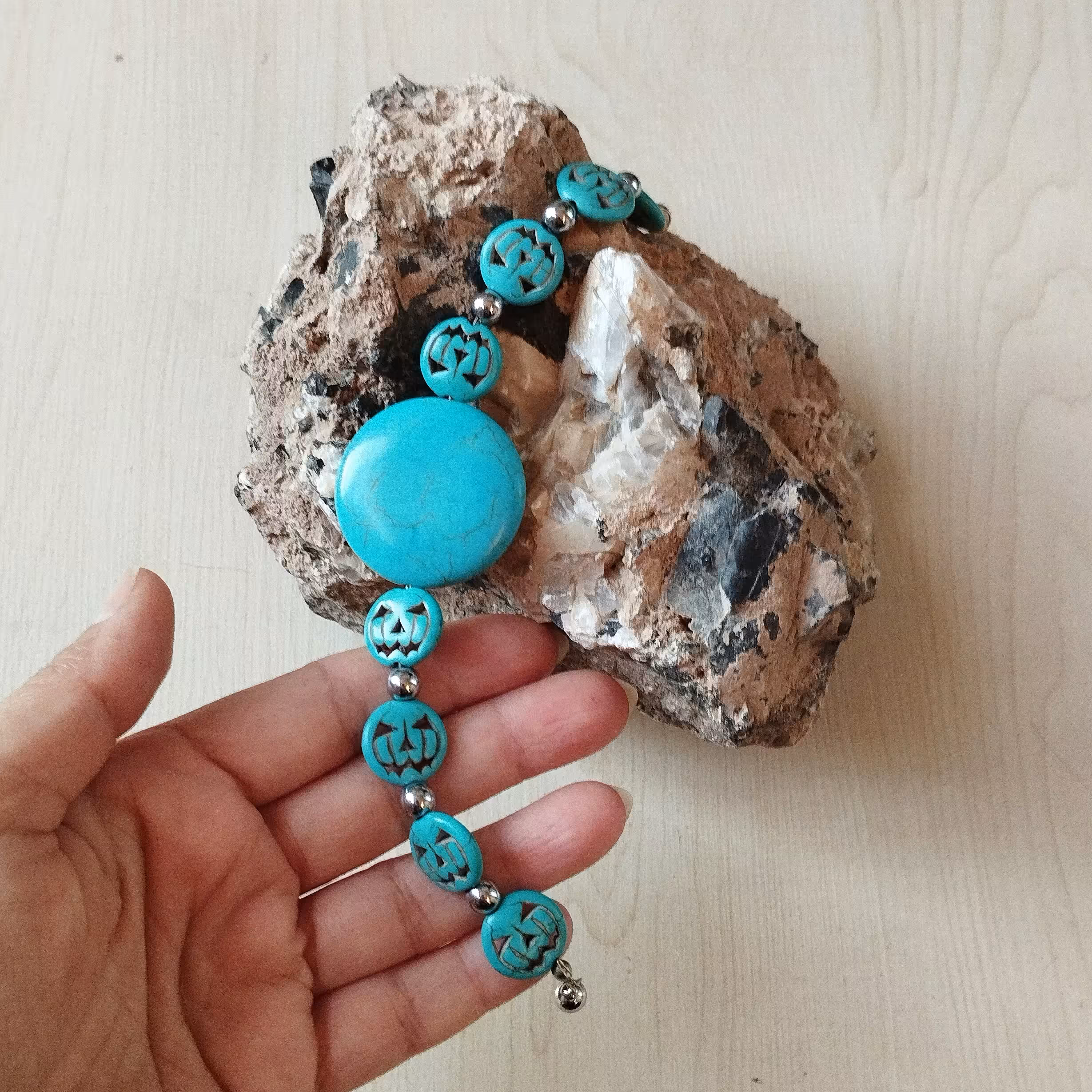 دستبند فیروزه با سنگ فیروزه هندی درشت در وسط و فیروزه کدو شکل در اطراف آن و سنگ حدید اصل با قفل آهنربایی مناسب برای دفع 