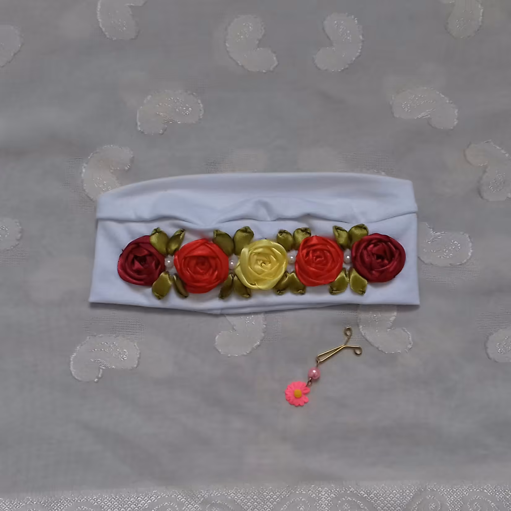 هدبند سفید روبان دوزی شده طرح رز  🌷