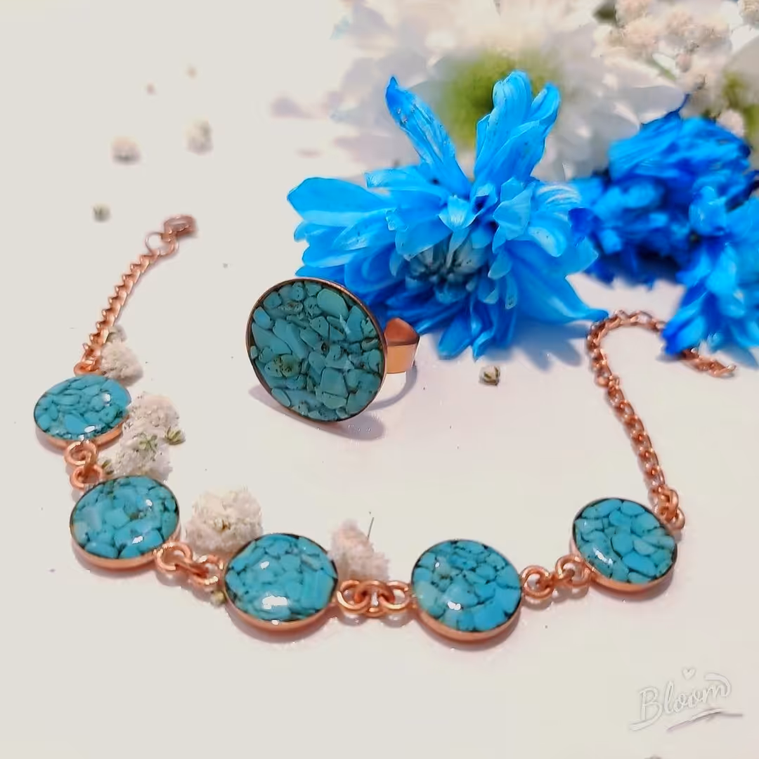 دستبند و انگشتر مسی با فیروزه مصنوعی با قابلیت تغییر سایز و سفارش در سایز ها و طرح های دیگر. 