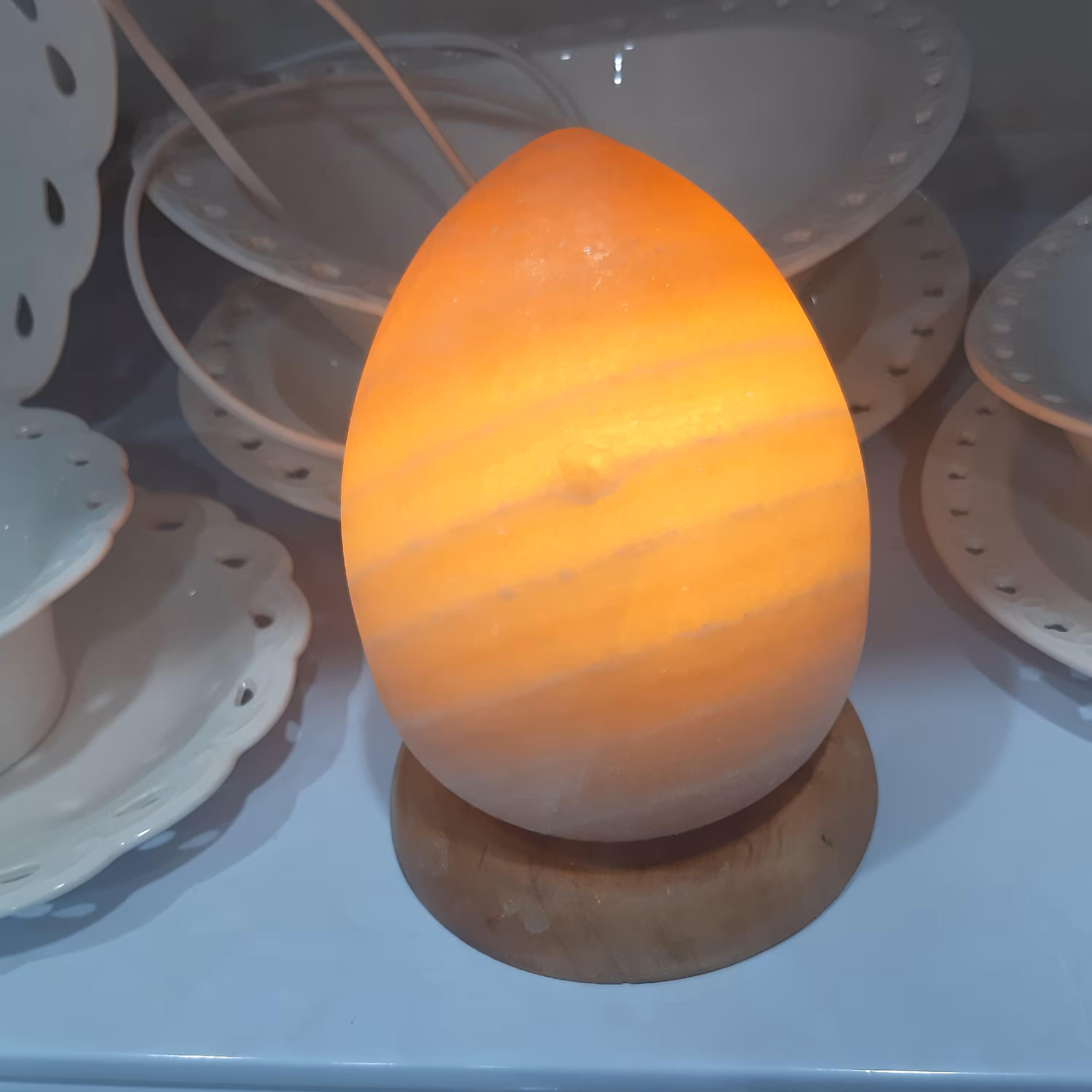 آباژور سنگ نمک مدل سروی با پایه چوبی متصل