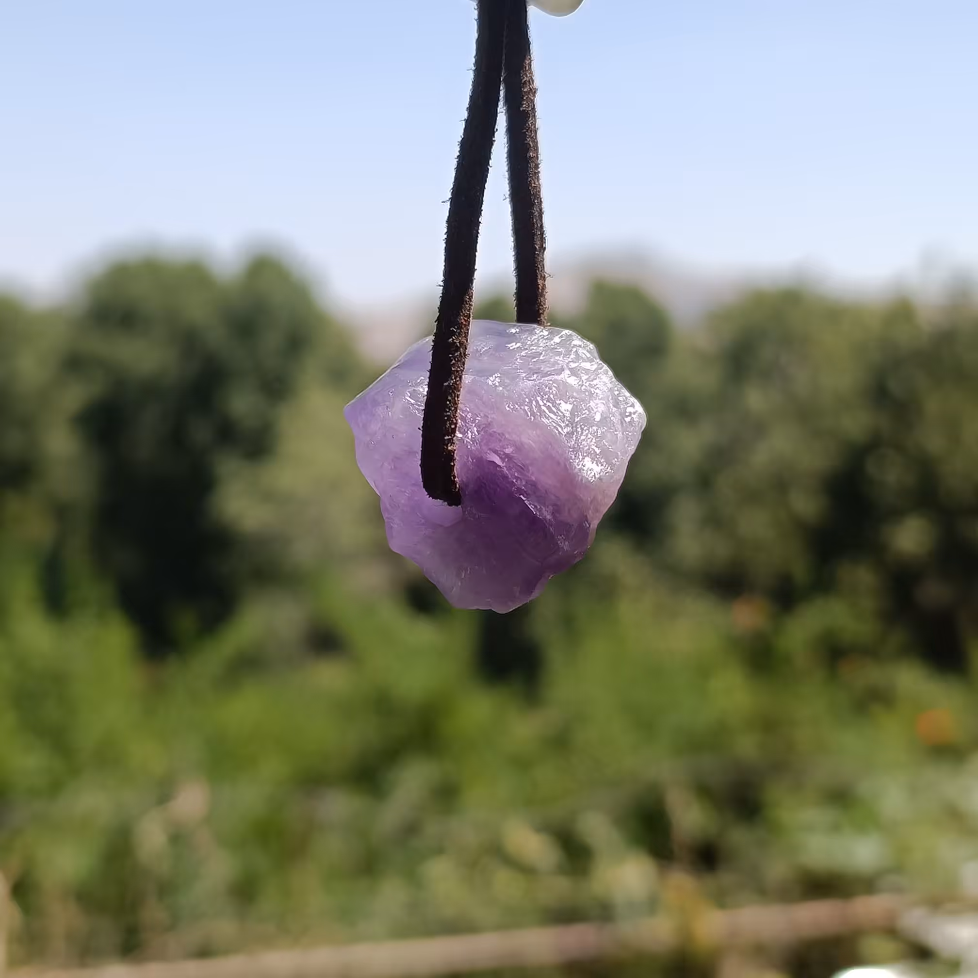 سنگ آمیتیست معدنی طبیعی راف خوشرنگ بنفش و یاسی گردن آویز با بند چرم قهوه ای