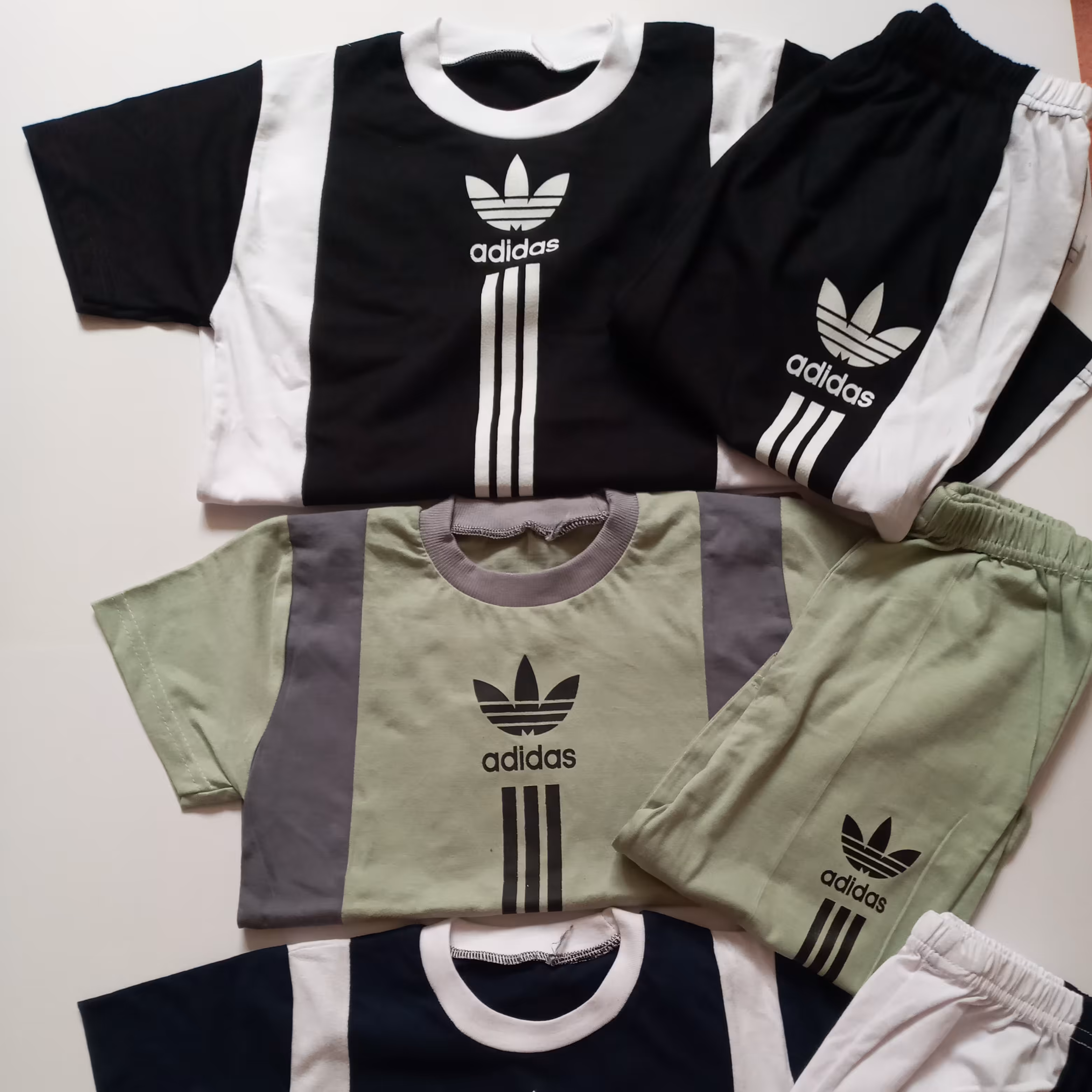 تی شرت شلوارک طرح آدیداس اندازه 50 و 55 و 60 مناسب 3 تا 6 سال