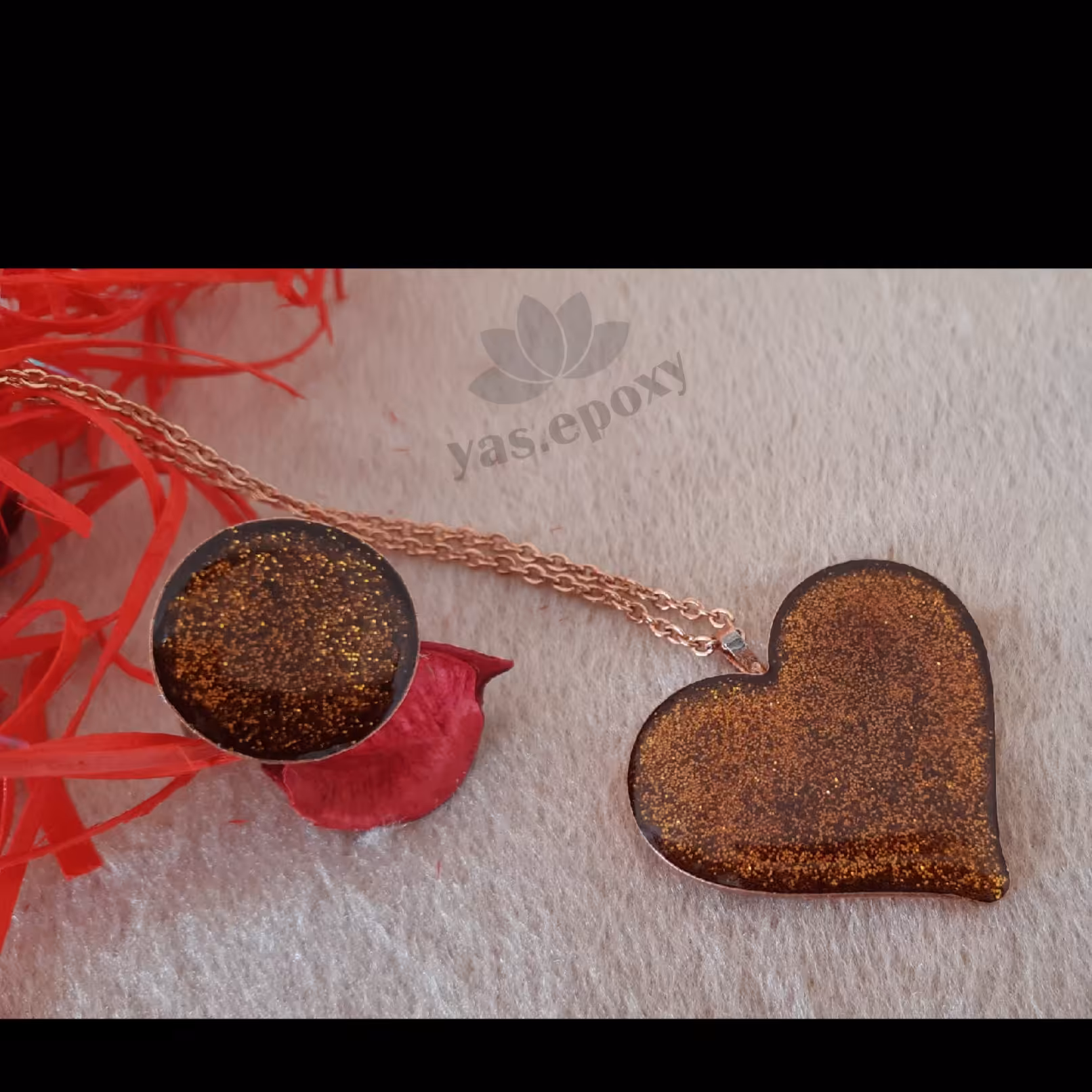 گردن آویز و انگشتر رزینی اکلیل دار طلایی با قاب مسی