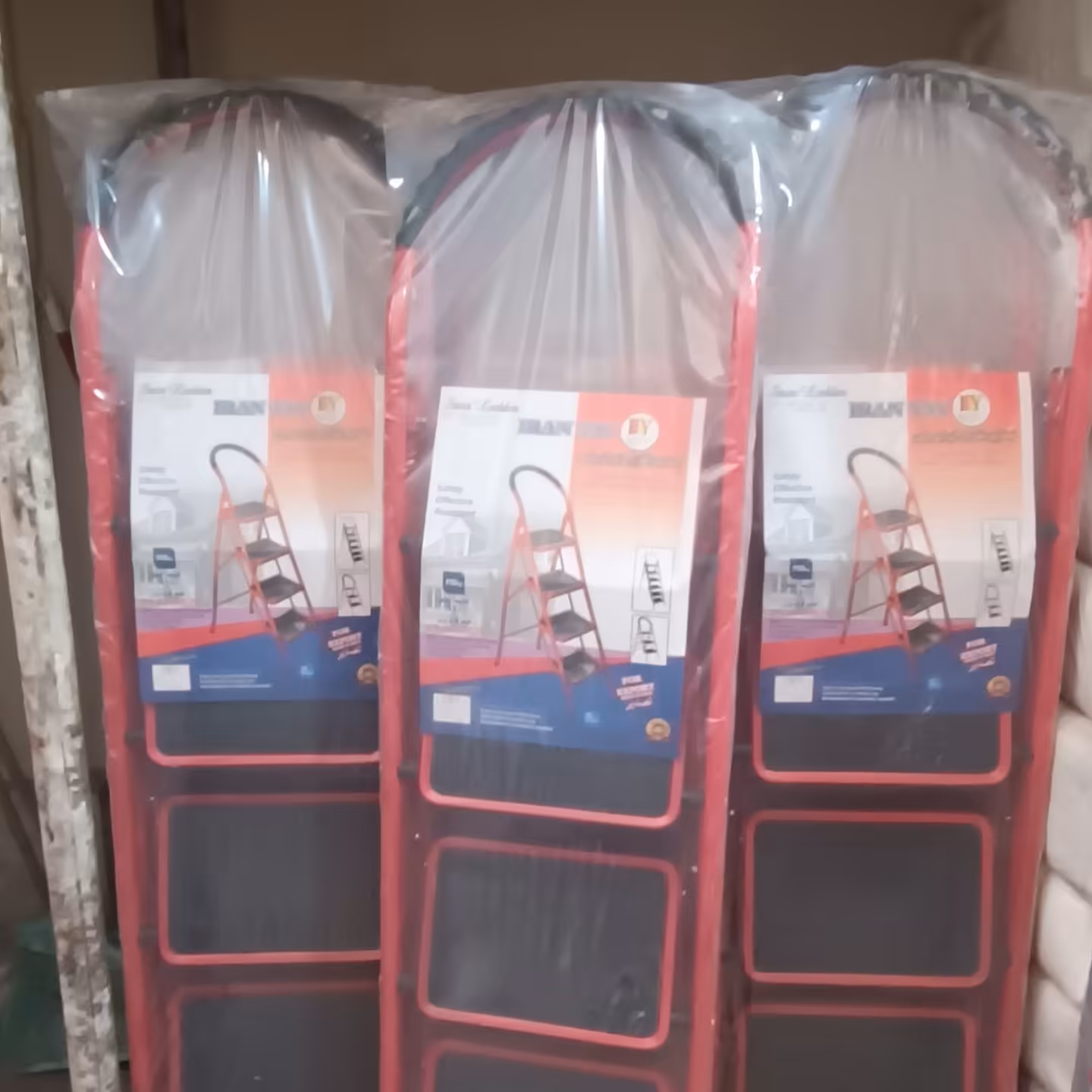 نردبان خانگی فلزی تاشو . 2 پله --کرایه بار شهری به عهده مشتری ( ارسال با باربری بین شهری و پس کرایه ) می باشد .