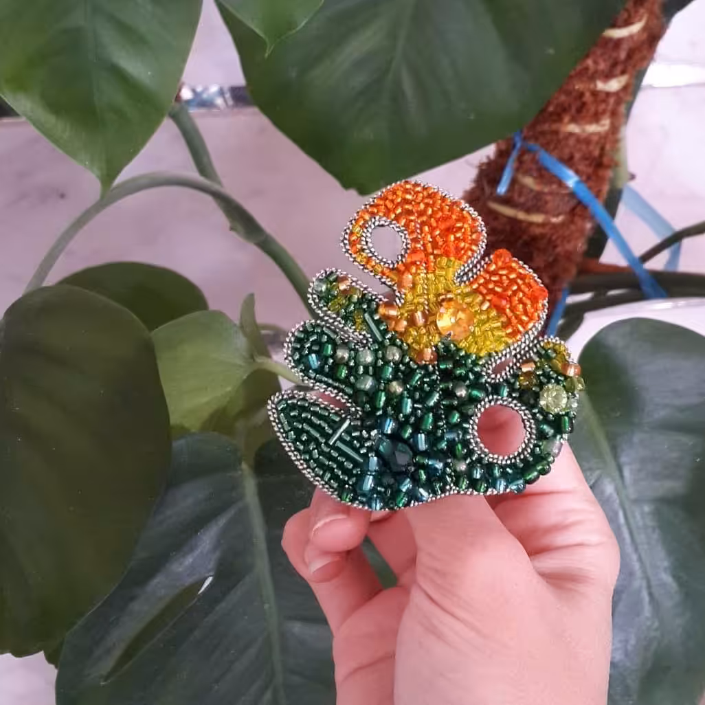 سنجاق سینه جواهردوزی شده برگ  انجیری