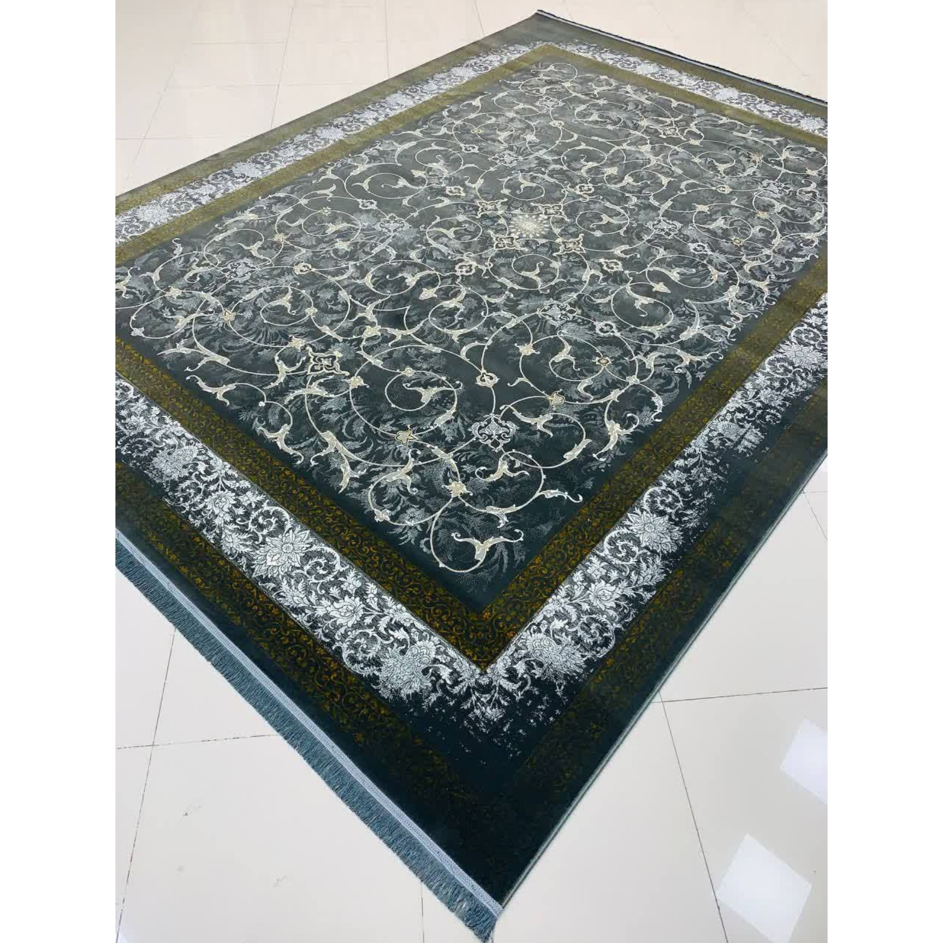 فرش ماشینی 700 شانه اصل تراکم 2550 طرح وینتیج اسلیمی  زمینه دودی 12 متری جنس اکرولیک
