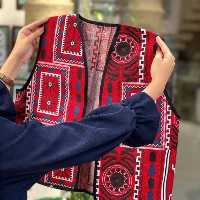 جلیقه سنتی ، در رنگهای قرمز ، زرد ، مشکی ، سبز، آبی