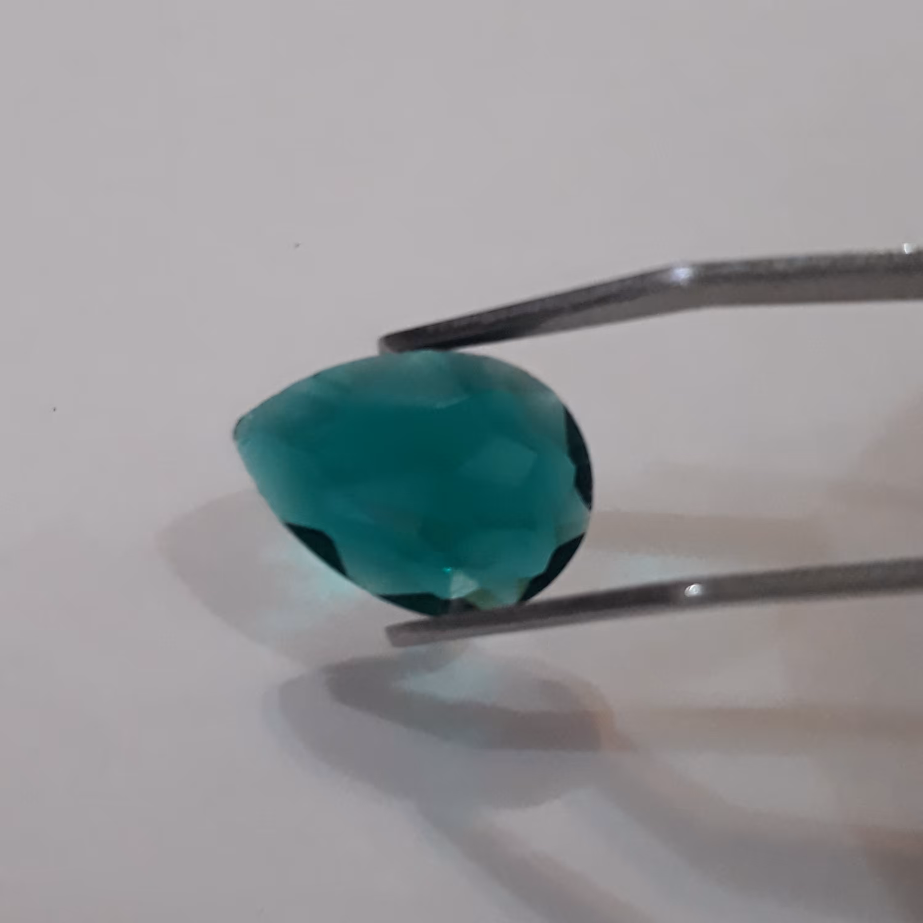 سنگ زمرد برزیلی تراش اشکی شفاف خوش جلوه و درخشان