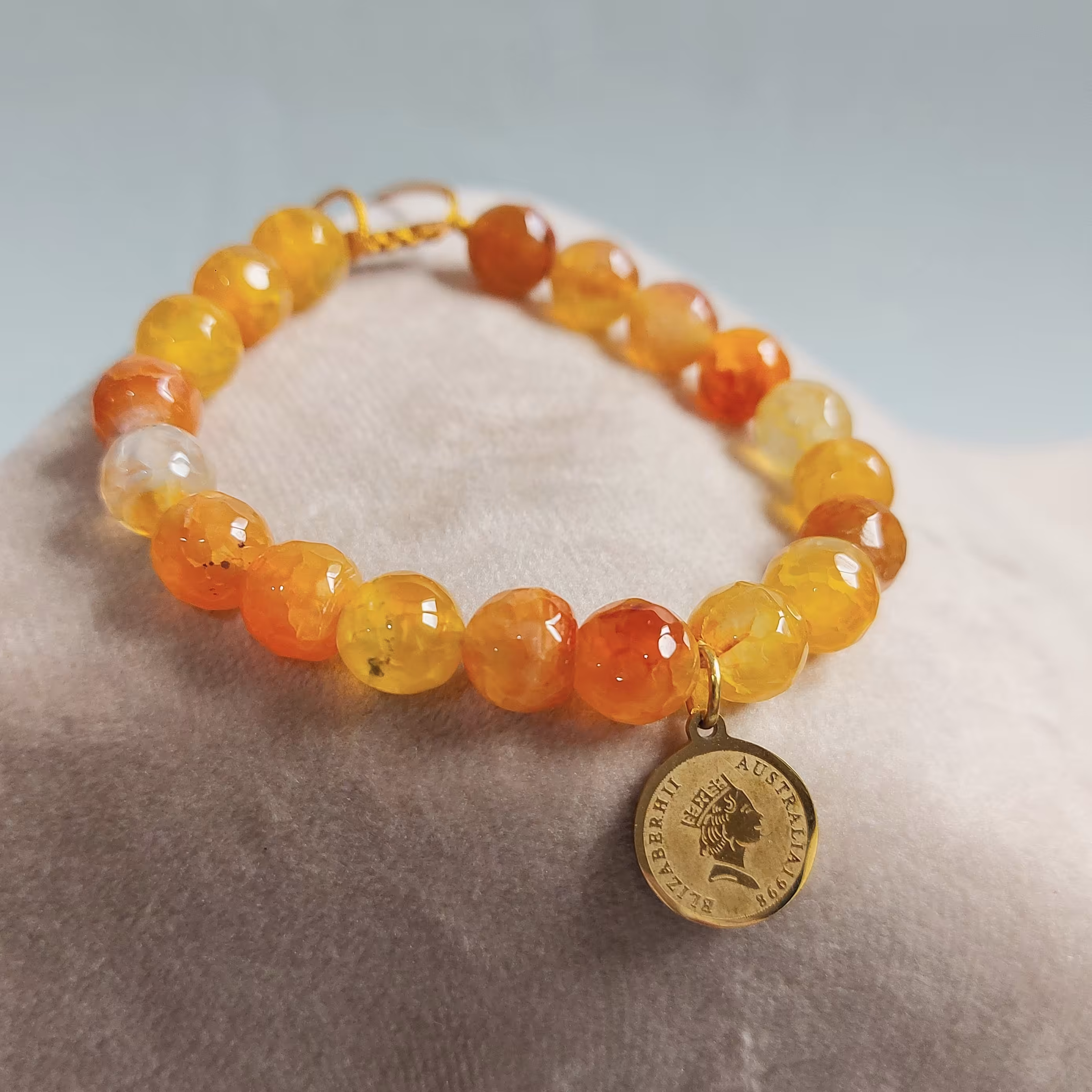 دستبند سنگ عقیق زرد با آویز سکه الیزابت استیل