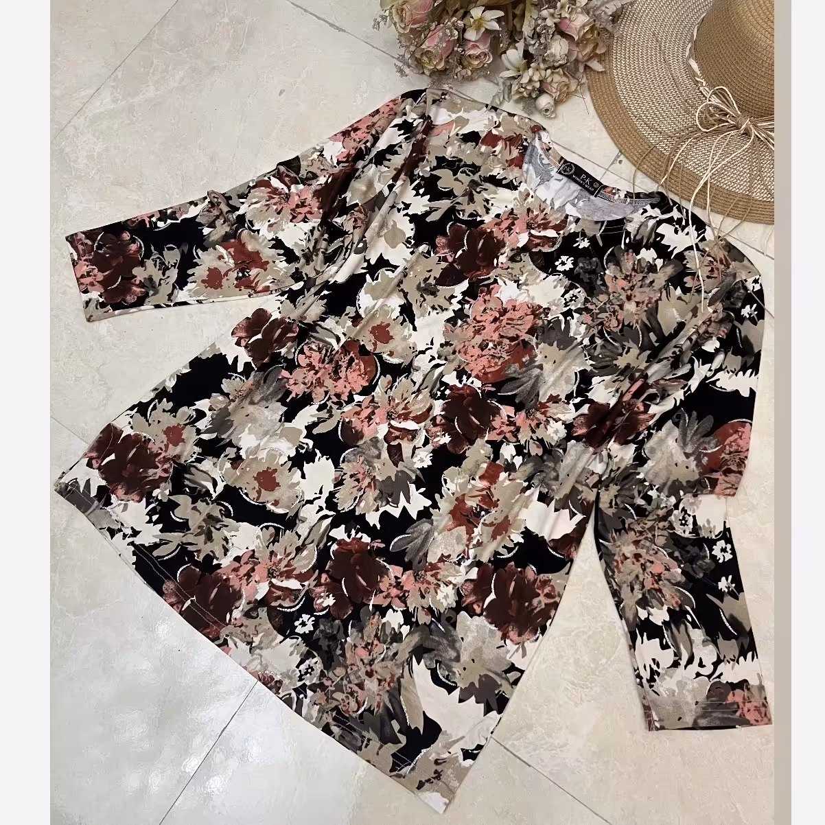 بلوز زنانه آستین بلندفری سایز 46 تا 52 میباشد.  