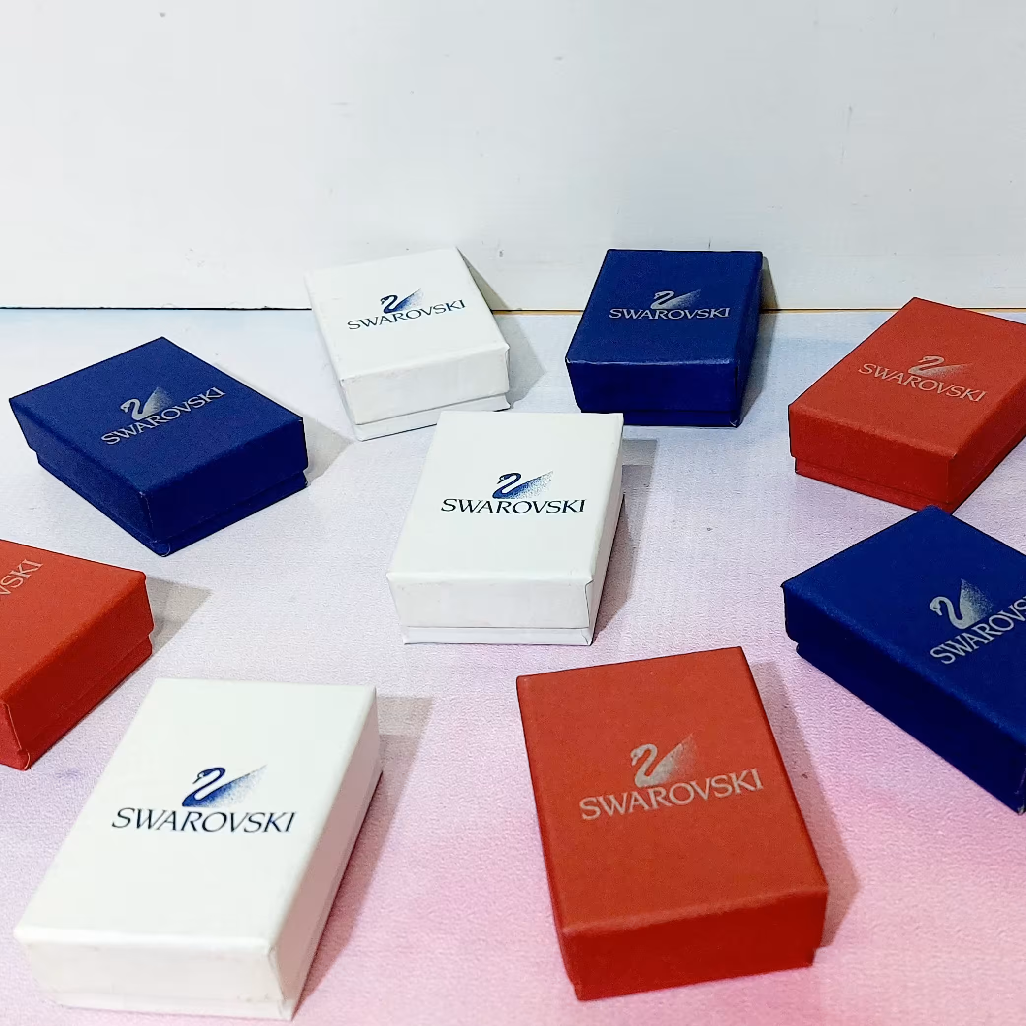 جعبه هارد باکس جین 12 عددی گوشواره طرح قو کهن