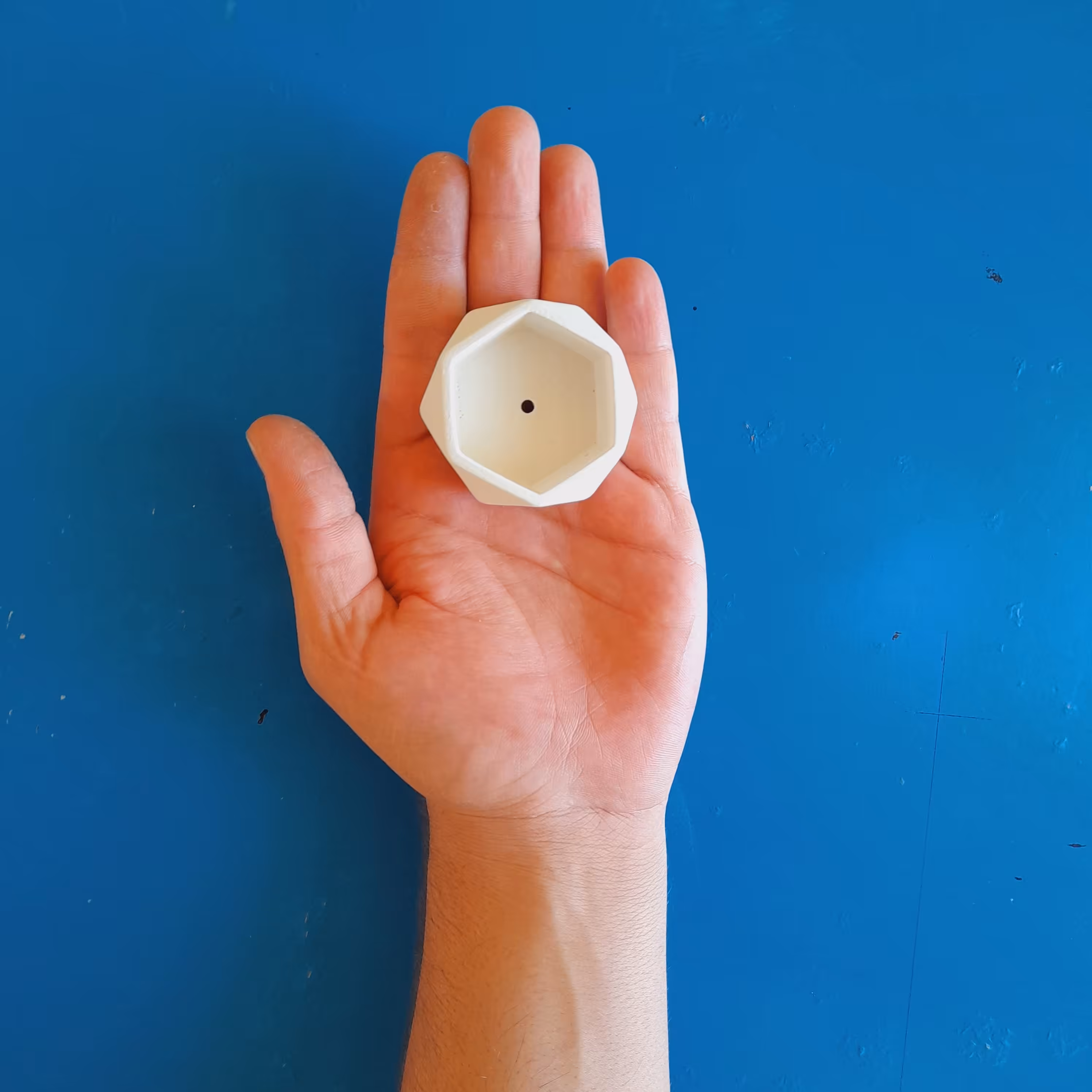 گلدان بتنی کوچک مدل hexagon، صیقلی و برّاق، ضد آب و قابل شستشو