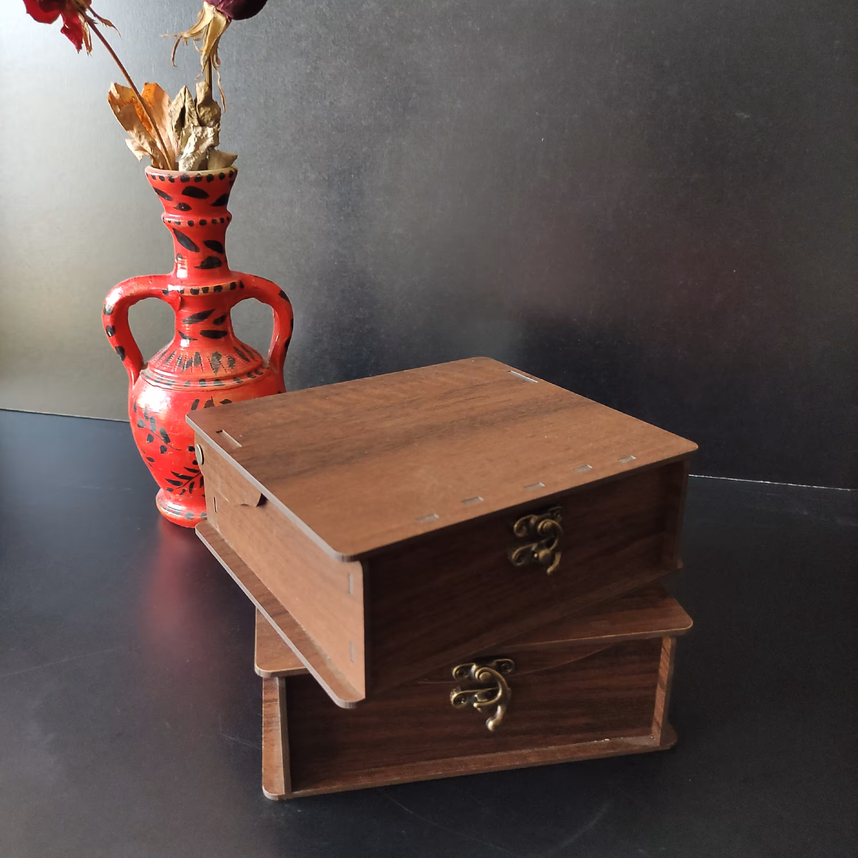 جعبه مربعی قفل دار قهوه ای تیره