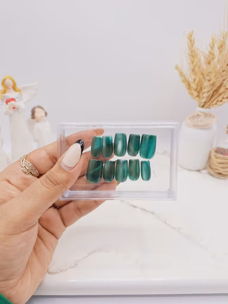 ناخن مصنوعی با مواد کاشت مدل آمبره رنگ سبز فرم مربع (به همراه پک اختصاصی)