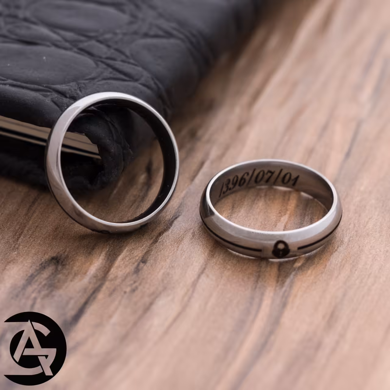  حلقه باحک دورتادور طرح قفل و کلید
2716