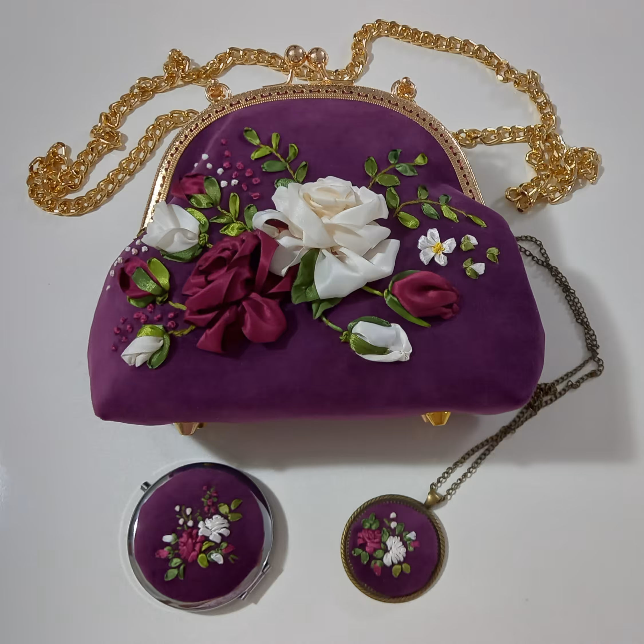 ست کیف و  آینه آرایشی گردنبند روباندوزی