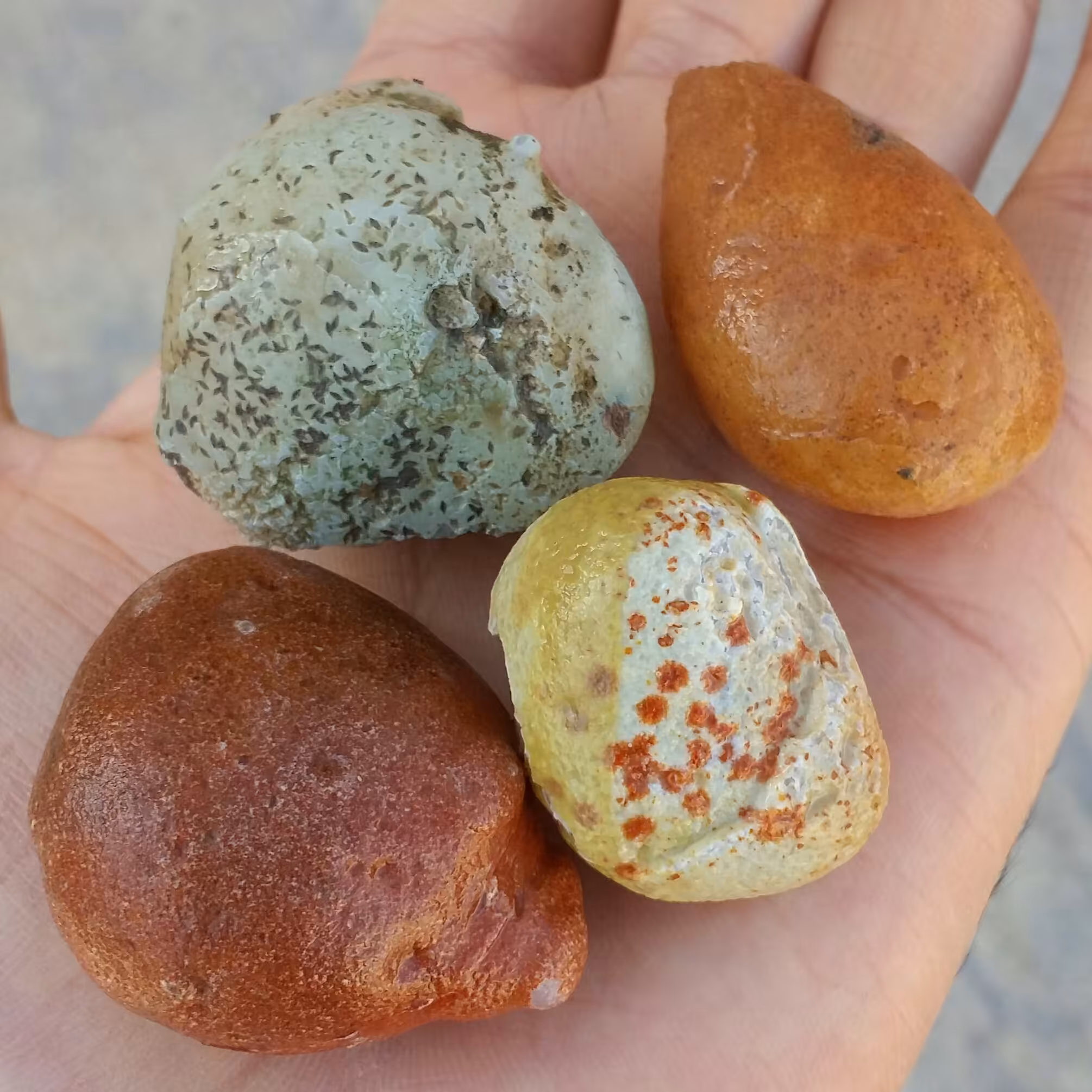 مجموعه چهار عددی سنگ راف خام عقیق برش نخورده با کیفیت 100 در صد طبیعی سرشار از خوااص شاهکار خلقت
با قابلیت ساخت چند نگین