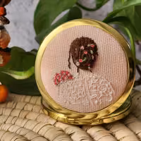 آینه دو طرفه که با دست روش گلدوزی شده