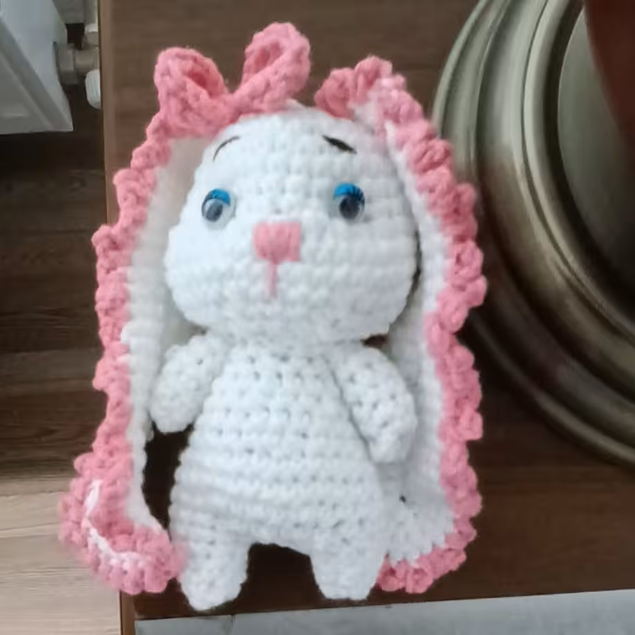 عروسک گوش دراز  بافته شده با نخ ترک قد تقریبا 12 سانت  رنگ دلخواه مشتری 