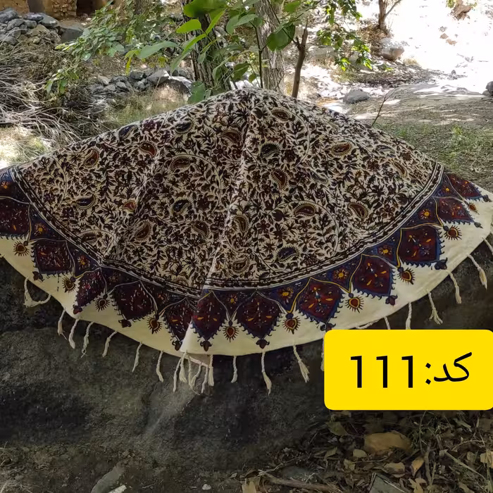 کد 111 رومیزی و جلو مبلی قلمکار  درجه یک  طرح گل بادومی ریز رنگ قرمز کلاسیک قطر یک در یک 184000تومن