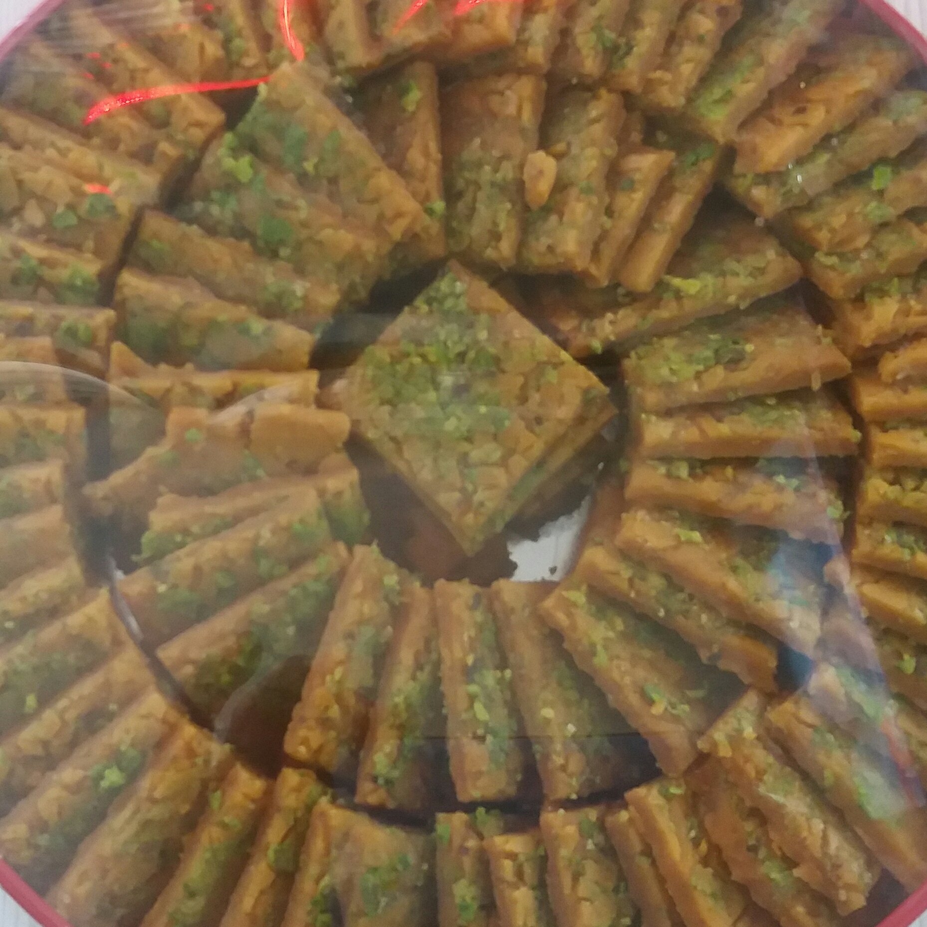 سوهان یک کیلویی مخلوط (50درصدکره ای و50درصدنباتی)قوطی قرمز (پس کرایه)
