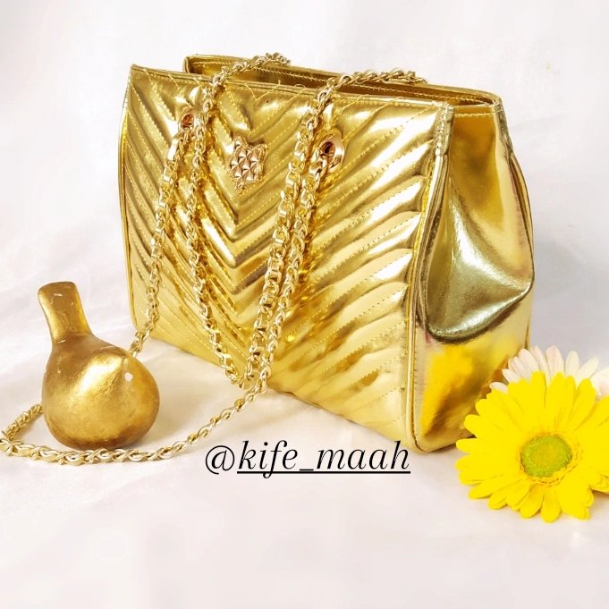 کیف دستی دوشی مجلسی طلایی مدل 1001.دارای دو بند میکس چرم و زنجیر .داخل کیف دارای سه قسمت و البته برچسب اصل ترکیه روداره