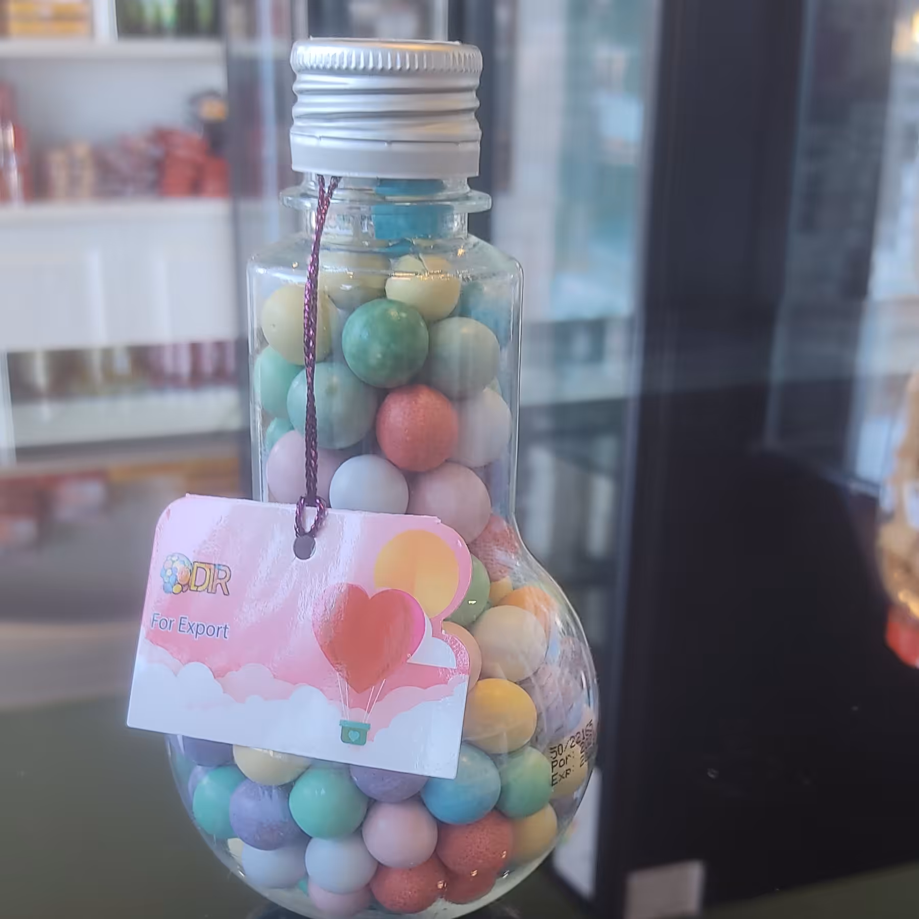 شکلات دراژه با مغزی غلات حجیم شده (مدل لامپی)