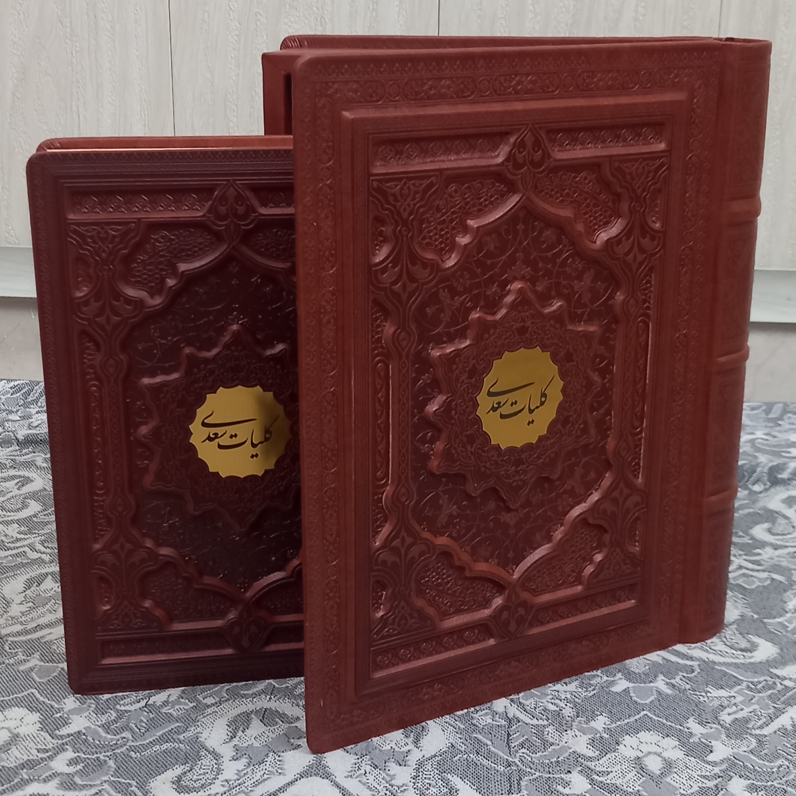 کلیات سعدی وزیری چرم برجسته پلاک دار با جعبه صندوقی
