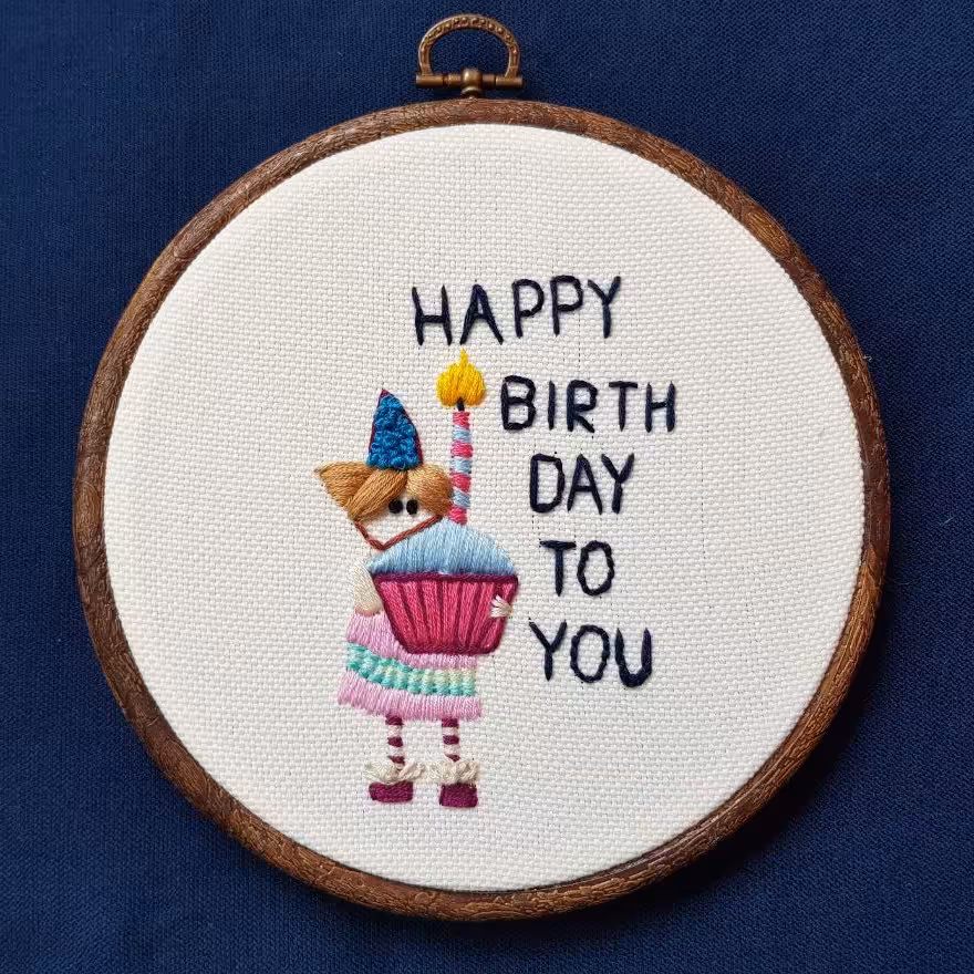 قاب گلدوزی تولد دختر انه کد 106  با قاب ژله ای قطر 17 سانت