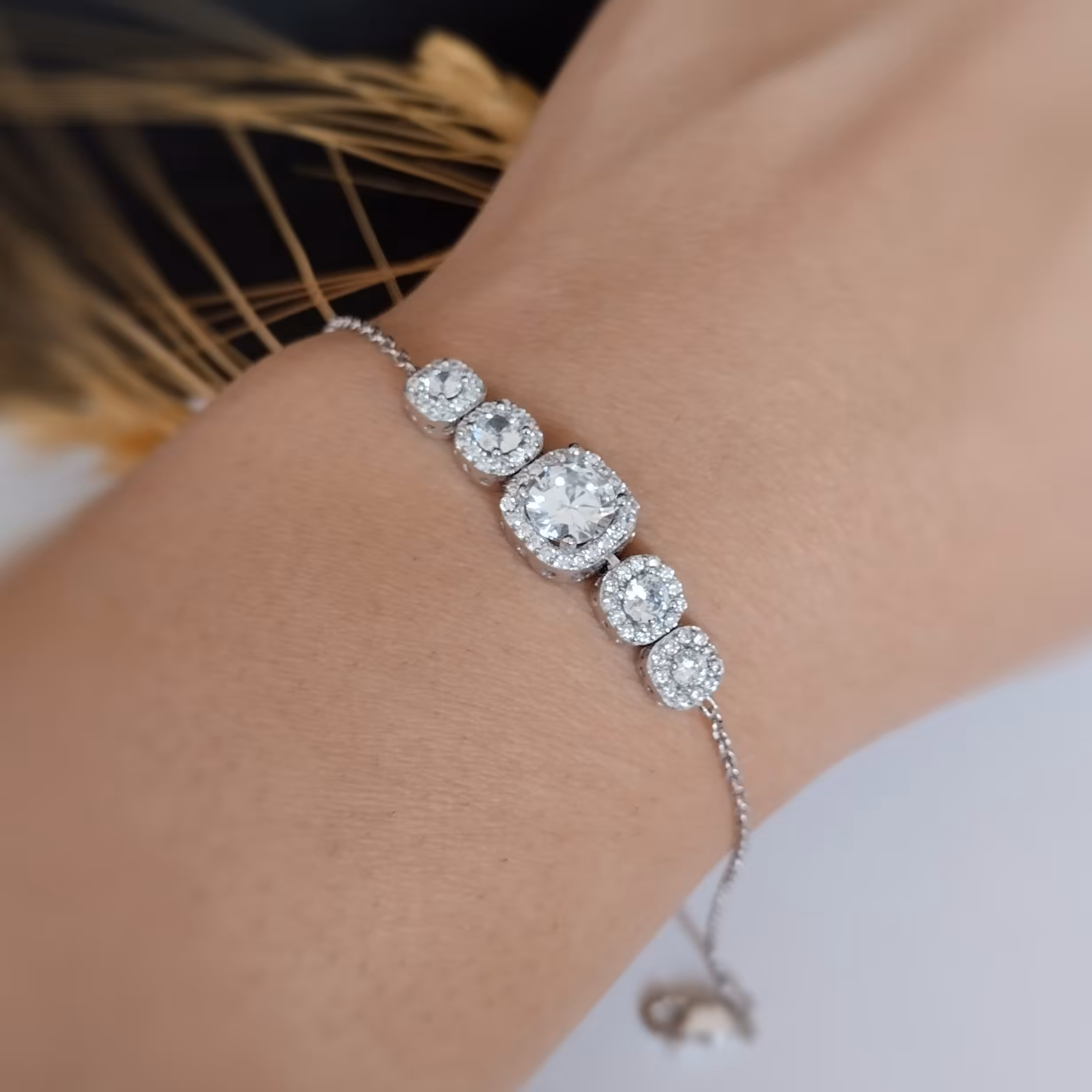 دستبند نقره با روکش طلا و دارای بند رگلاژدار واسه تنظیم سایز 