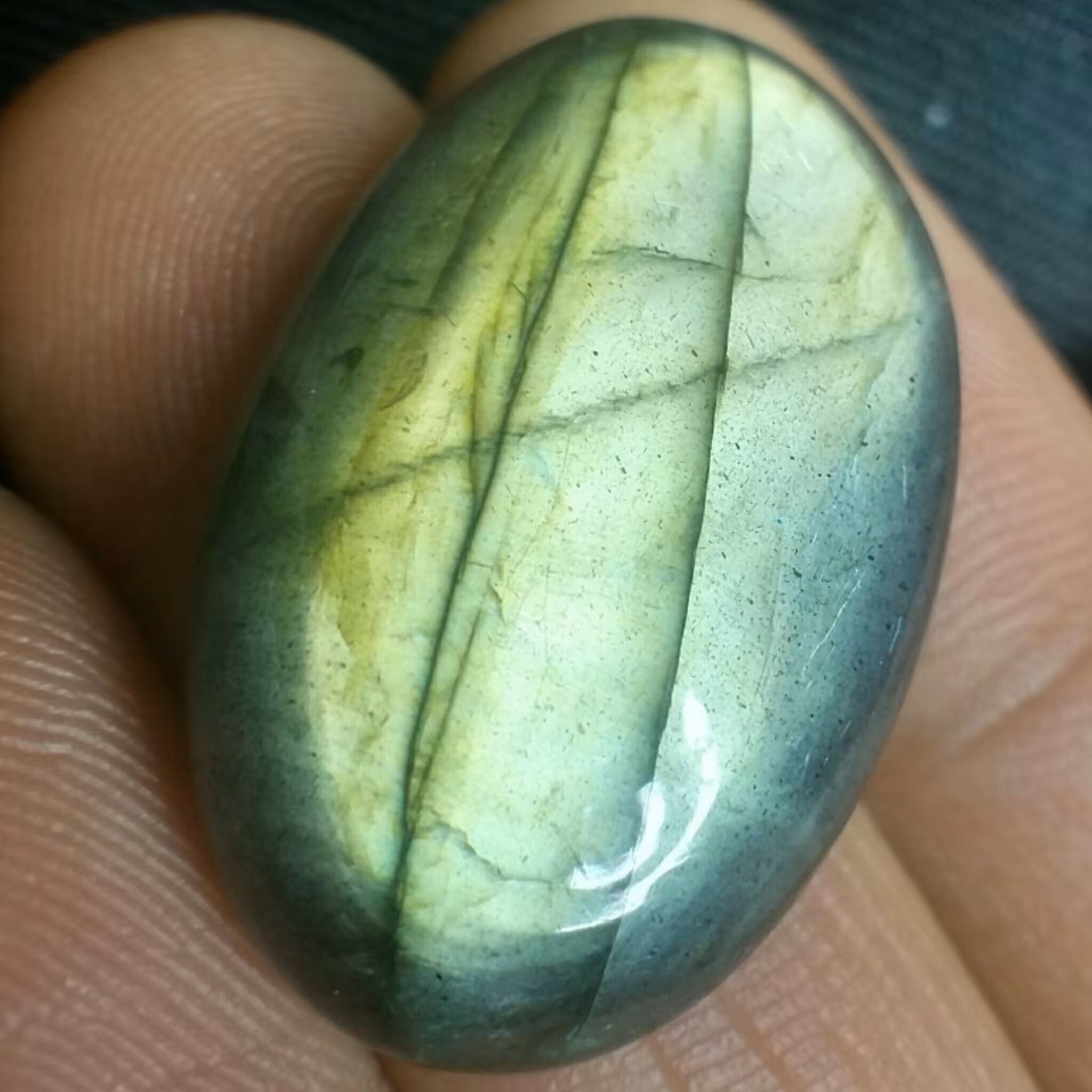 نگین لابرادوریت سبز و مسی با تلالو بی نظیر خاص طبیعی و بدون بهسازی