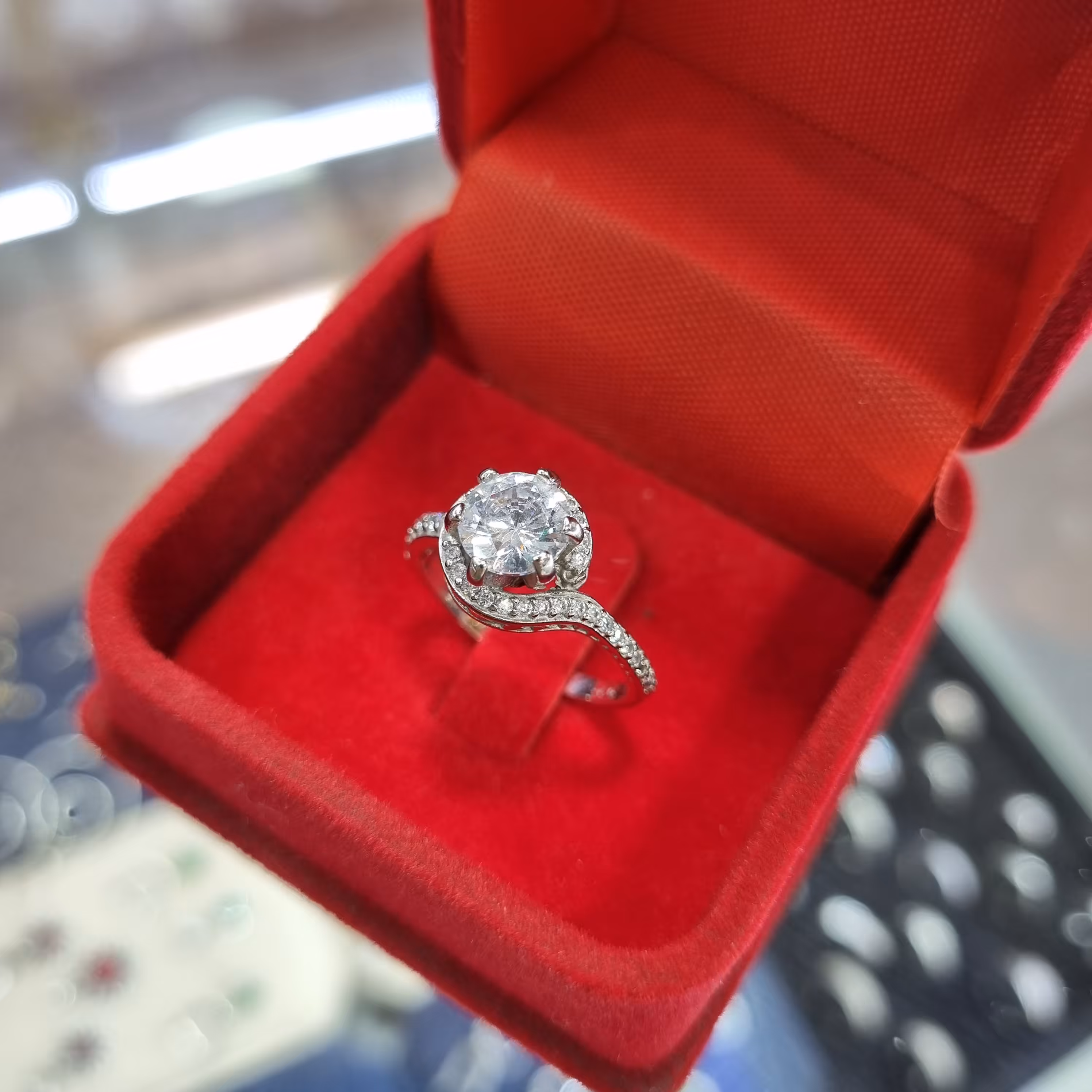 انگشتر نقره زنانه تک نگین سولیتر ظریف با عیار 925 و آبکاری طلاسفید