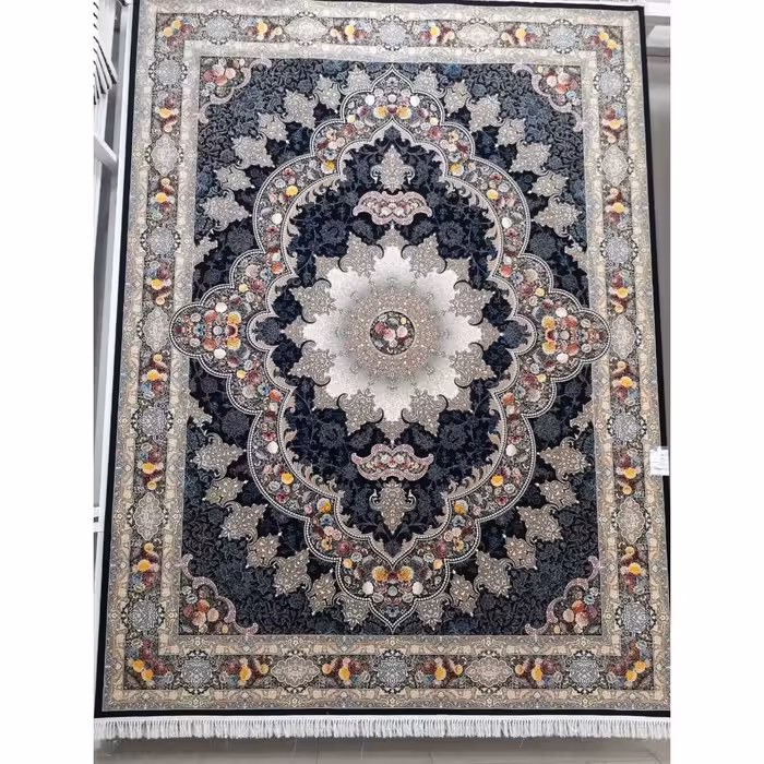 فرش ماشینی 1200 شانه اصل تراکم 3600 طرح آروانا زمینه سرمه ای 12 متری جنس اکرولیک