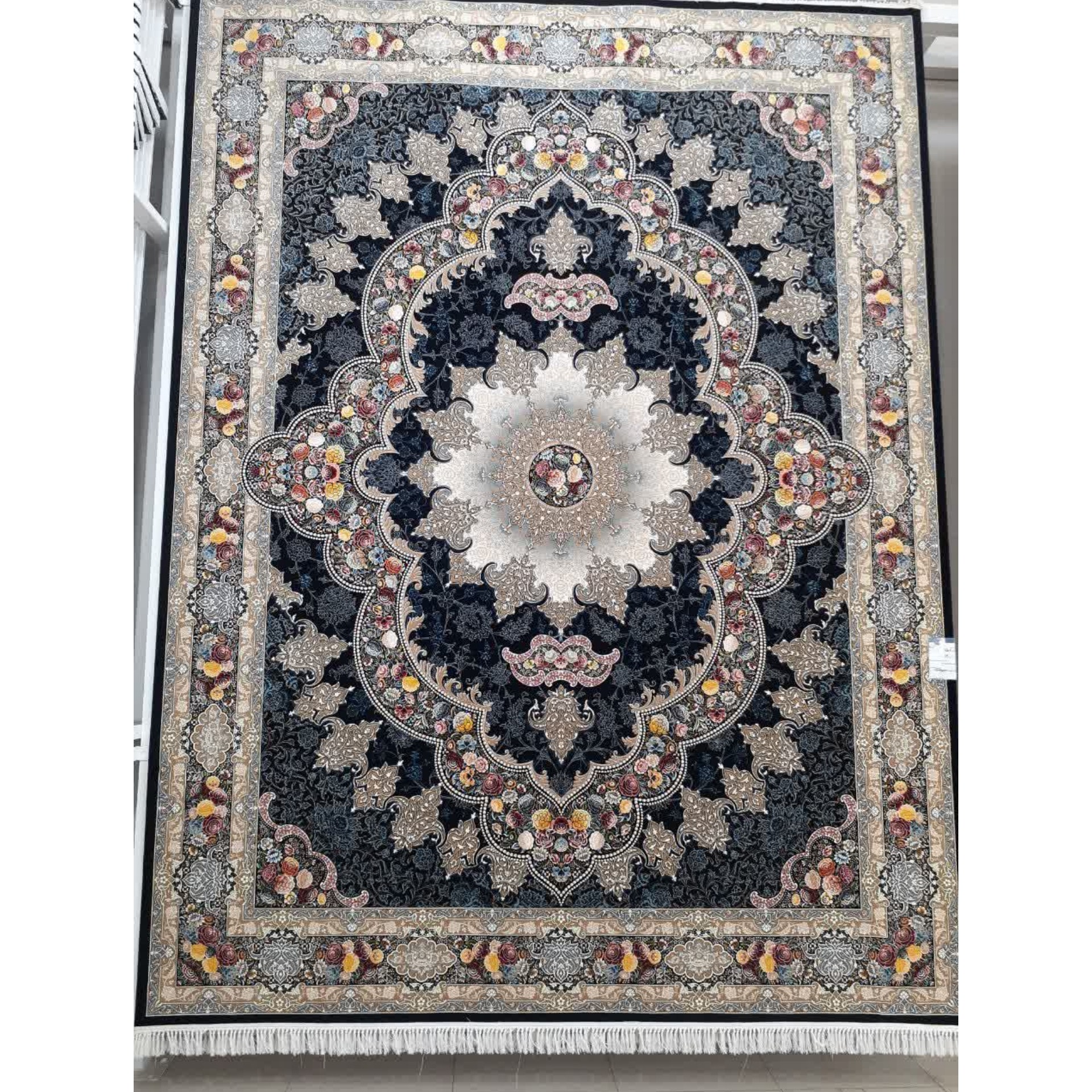 فرش ماشینی 1200 شانه اصل تراکم 3600 طرح آروانا زمینه سرمه ای 12 متری جنس اکرولیک