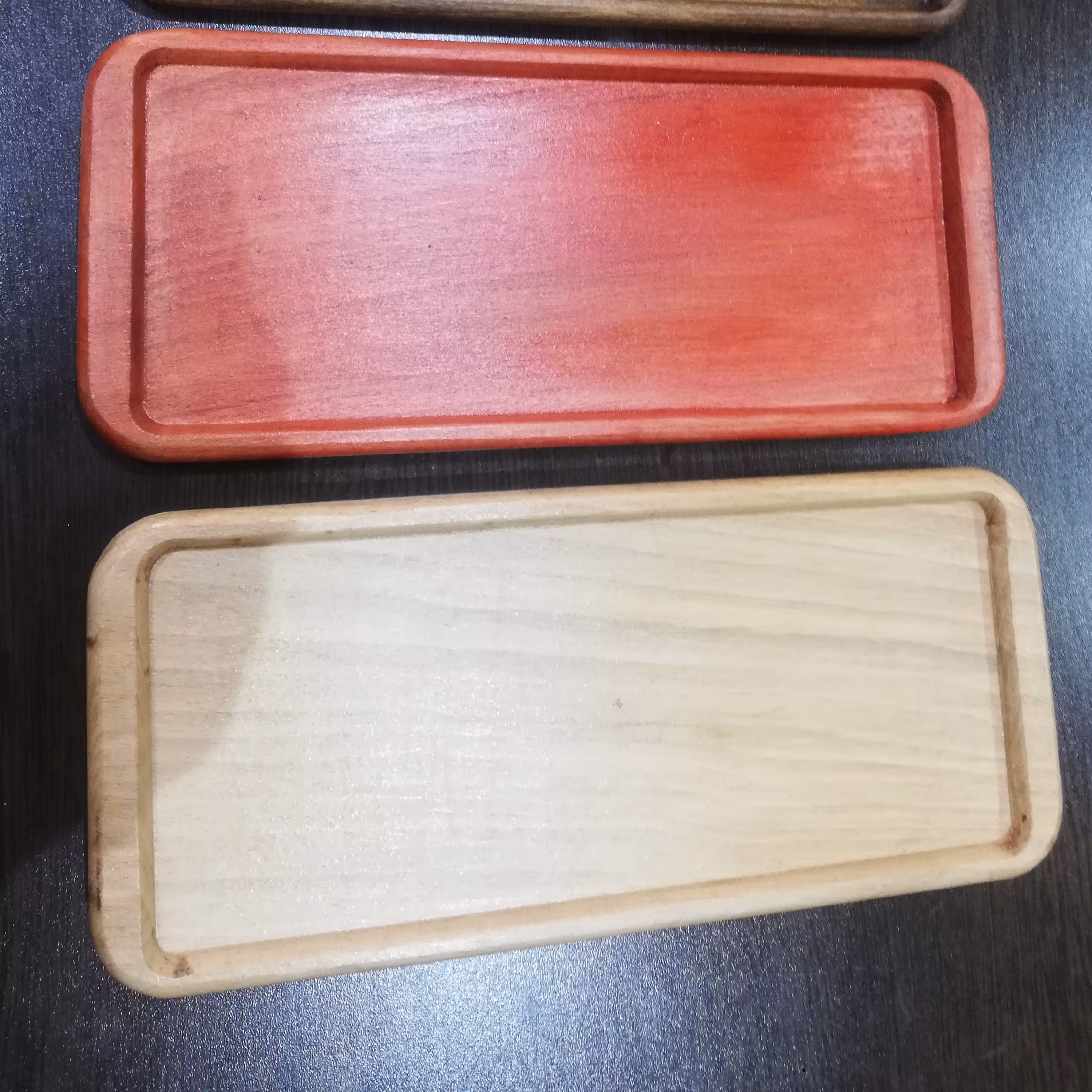 سینی چوبی راش، در رنگ هتی مختلف، یک تکه. در سایز 30×13 