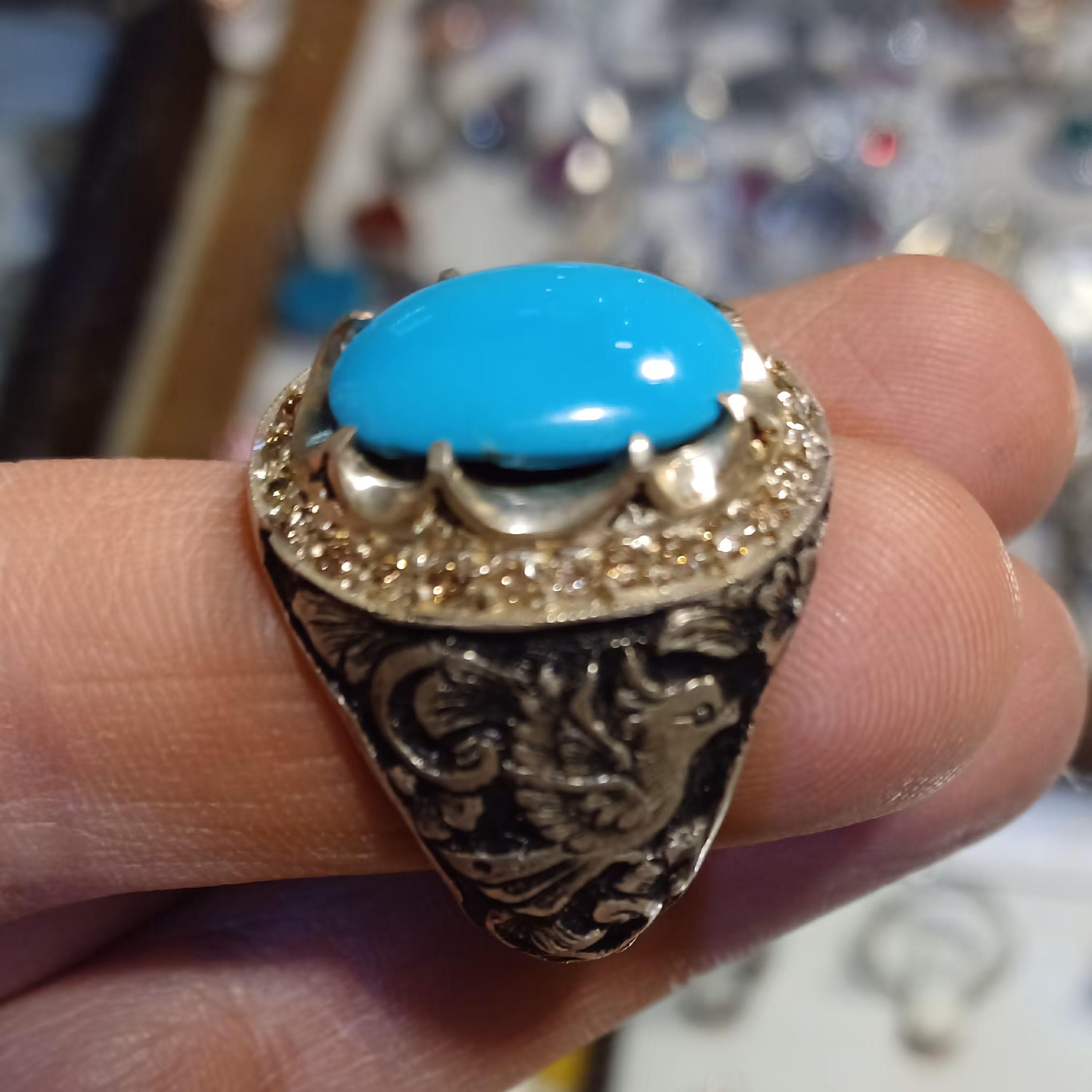 انگشترفیروزه نیشابوری اصل رکاب قلمزنی دور سنگ نگین الماس طبیعی .